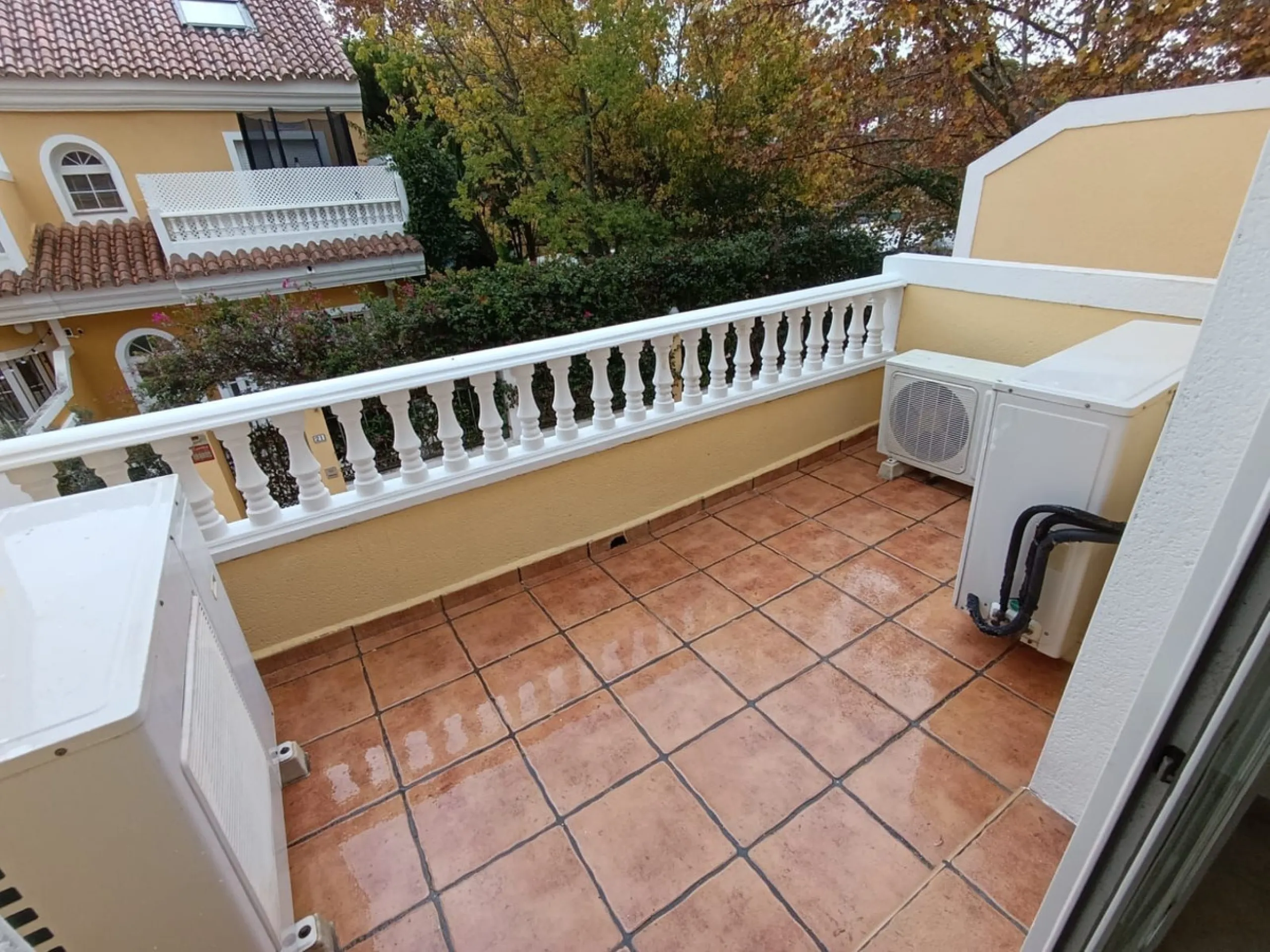 Discover this spectacular semi-detached villa in the sought-after lower Calahonda area, just a five-minute walk from the beach. With a constructed area of ​​233 m², this property offers an ideal space to enjoy life on the Costa del Sol. Upon entering, you