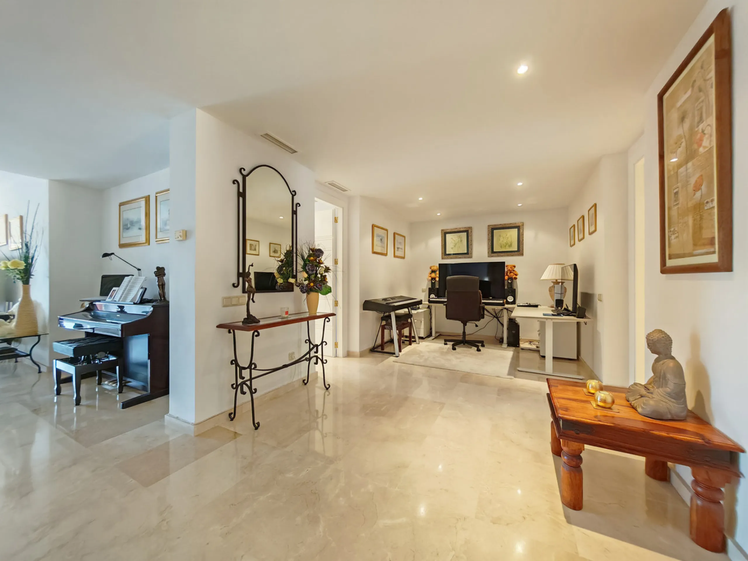 Apartment for sale in Rio Real Golf, Marbella with 2 bedrooms, 2 bathrooms, 2 en suite bathrooms and with orientation west, with communal swimming pool, private garage (1 parking spaces) and communal garden. Regarding property dimensions, it has 170 m² bu