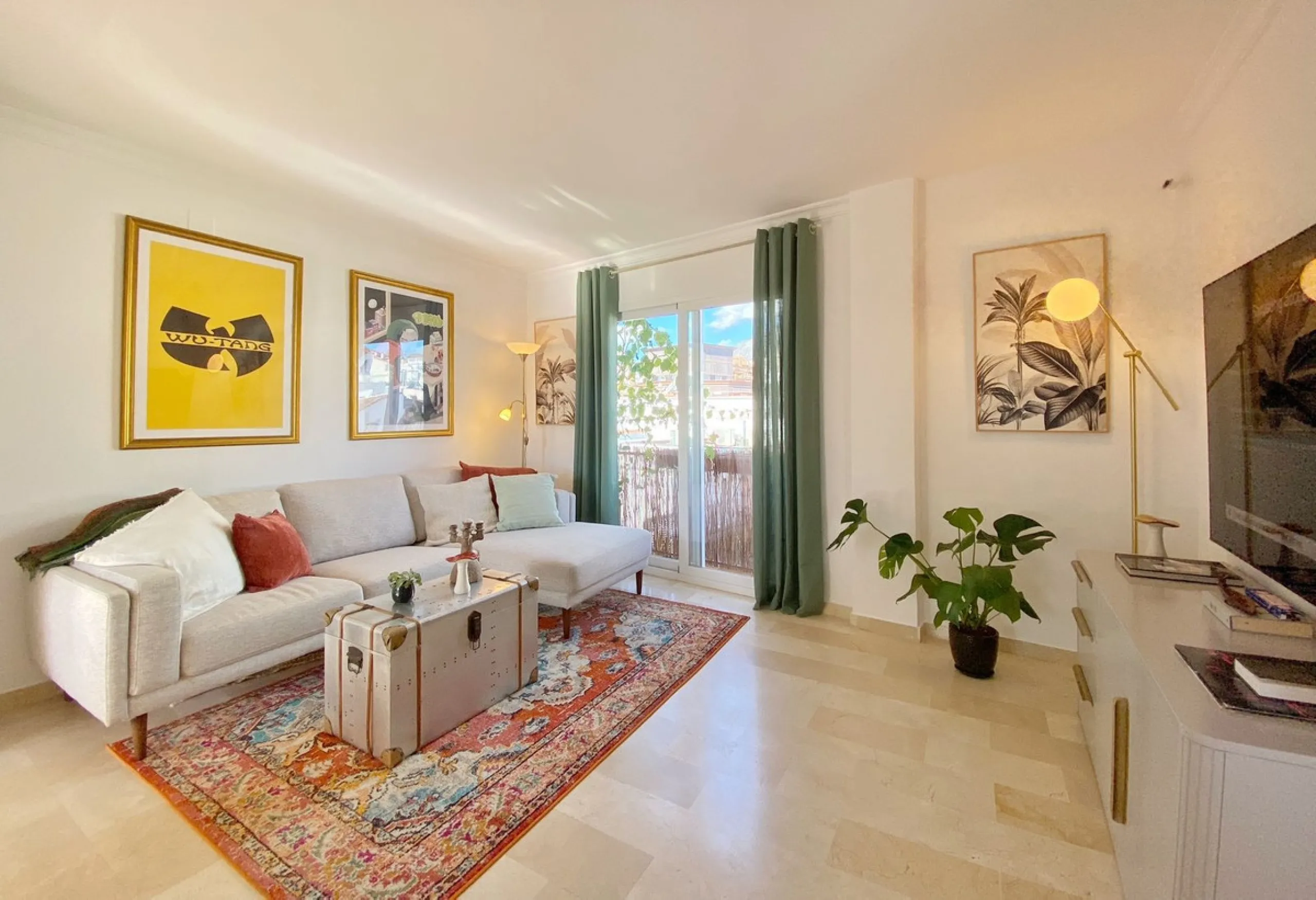 Charming penthouse with a large private terrace in the heart of the old town.