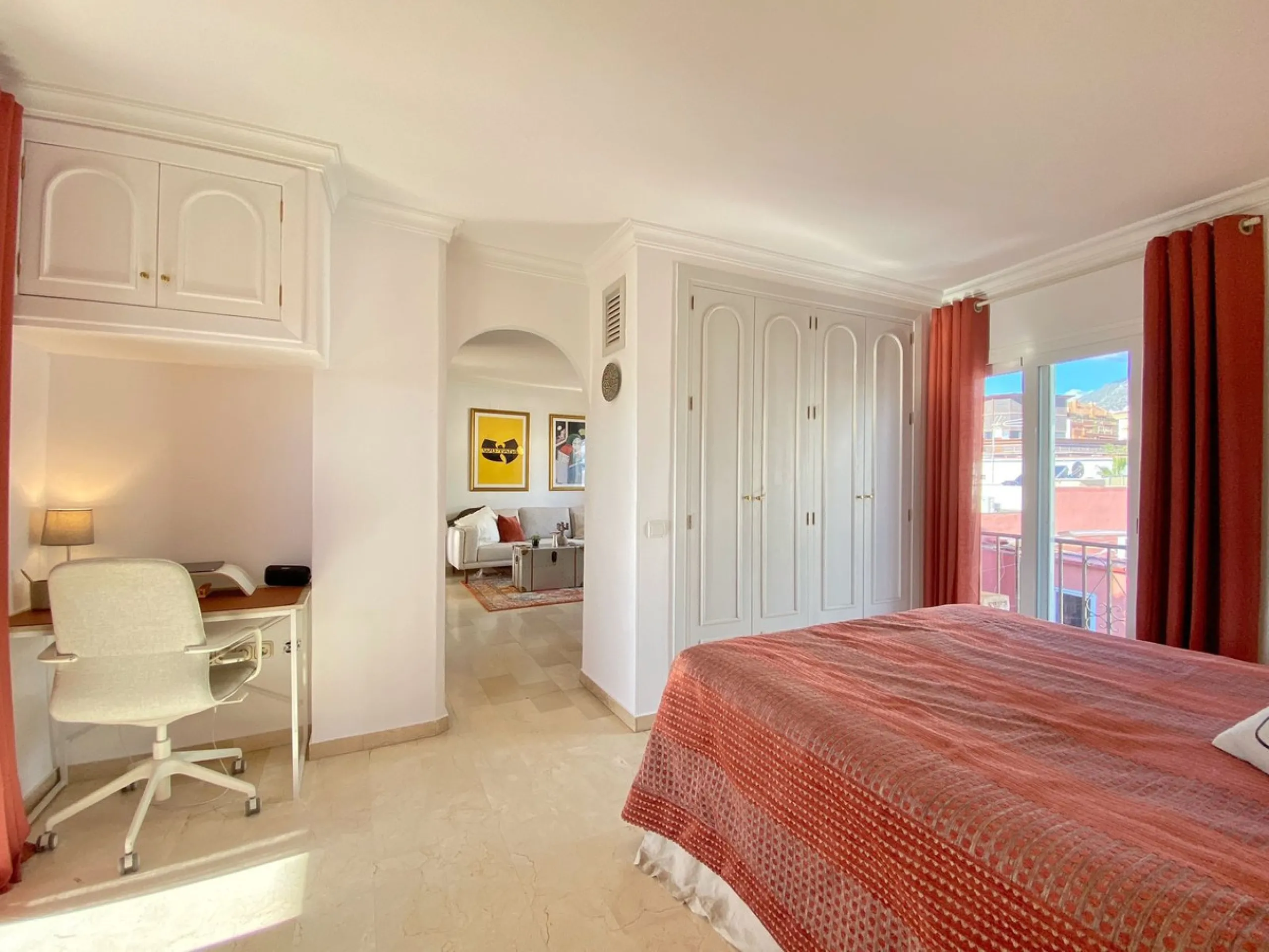 Charming penthouse with a large private terrace in the heart of the old town.