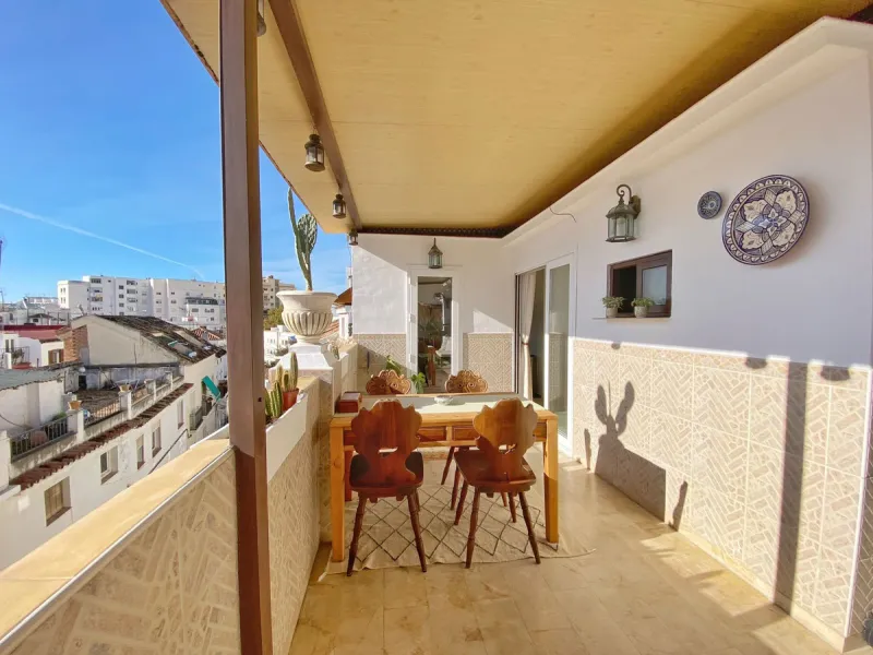 Charming penthouse with a large private terrace in the heart of the old town.
