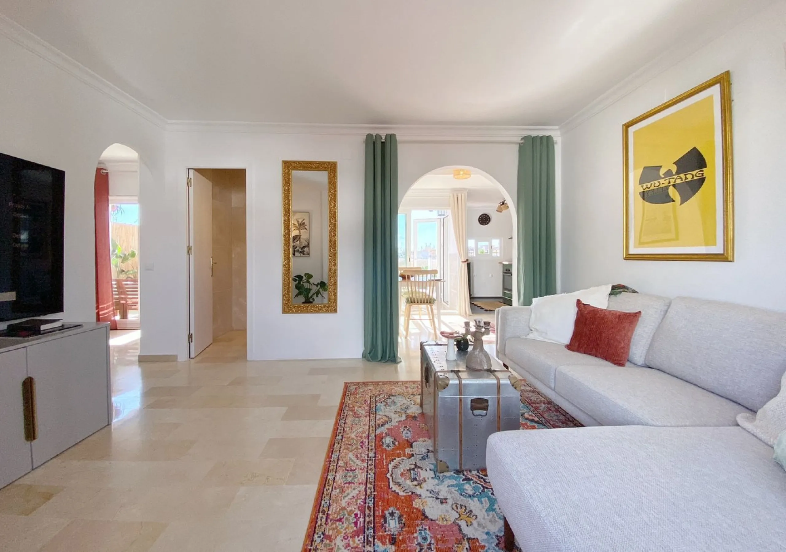 Charming penthouse with a large private terrace in the heart of the old town.
