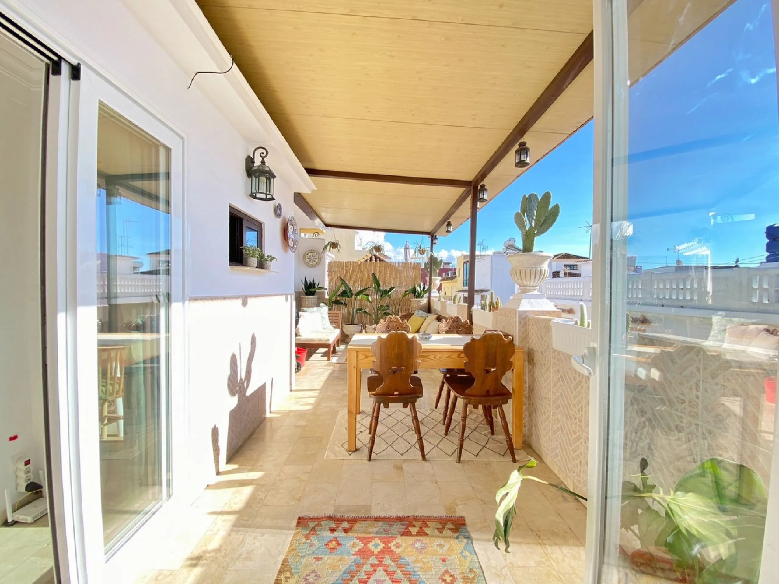 Charming penthouse with a large private terrace in the heart of the old town.