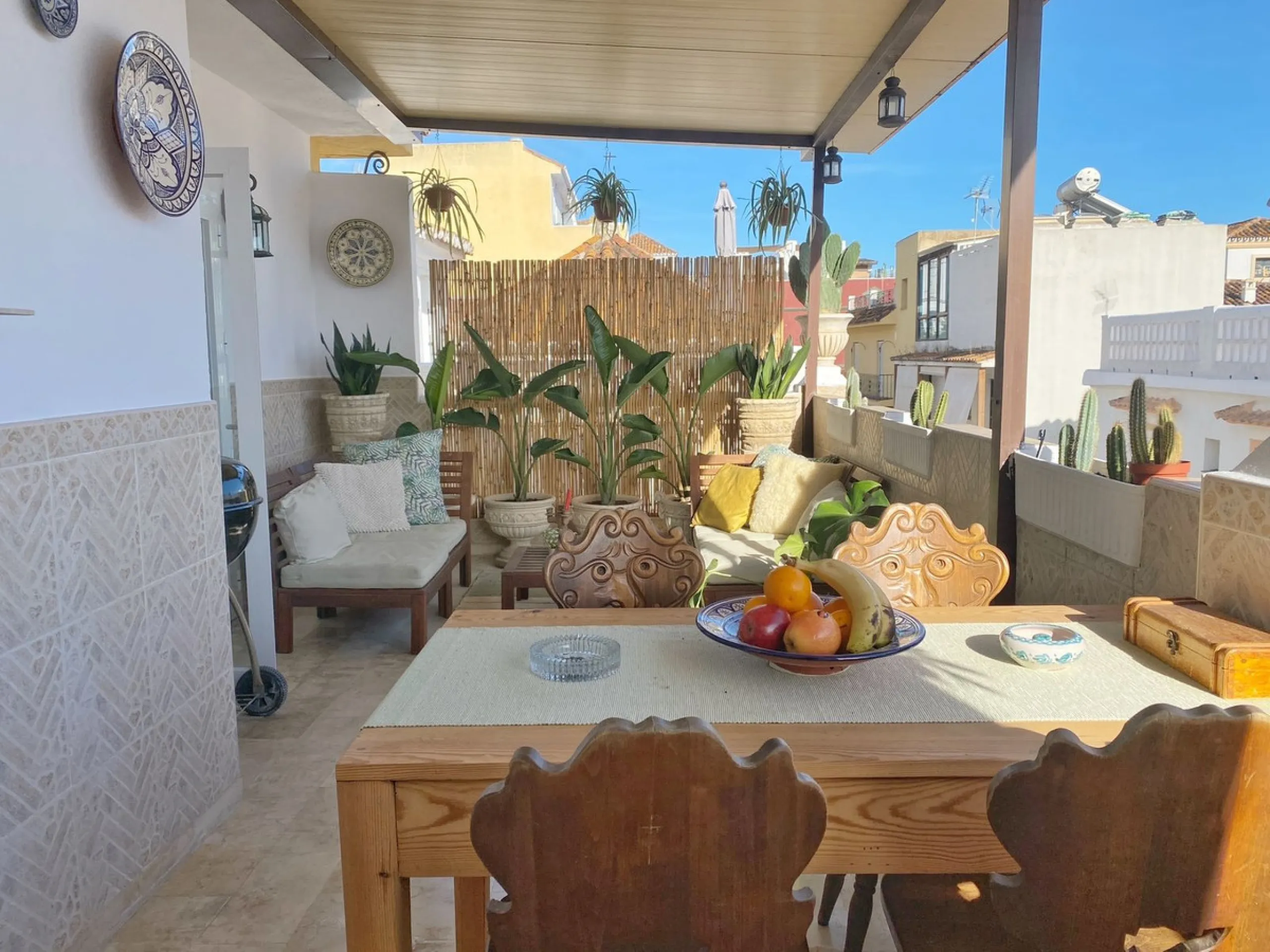 Charming penthouse with a large private terrace in the heart of the old town.
