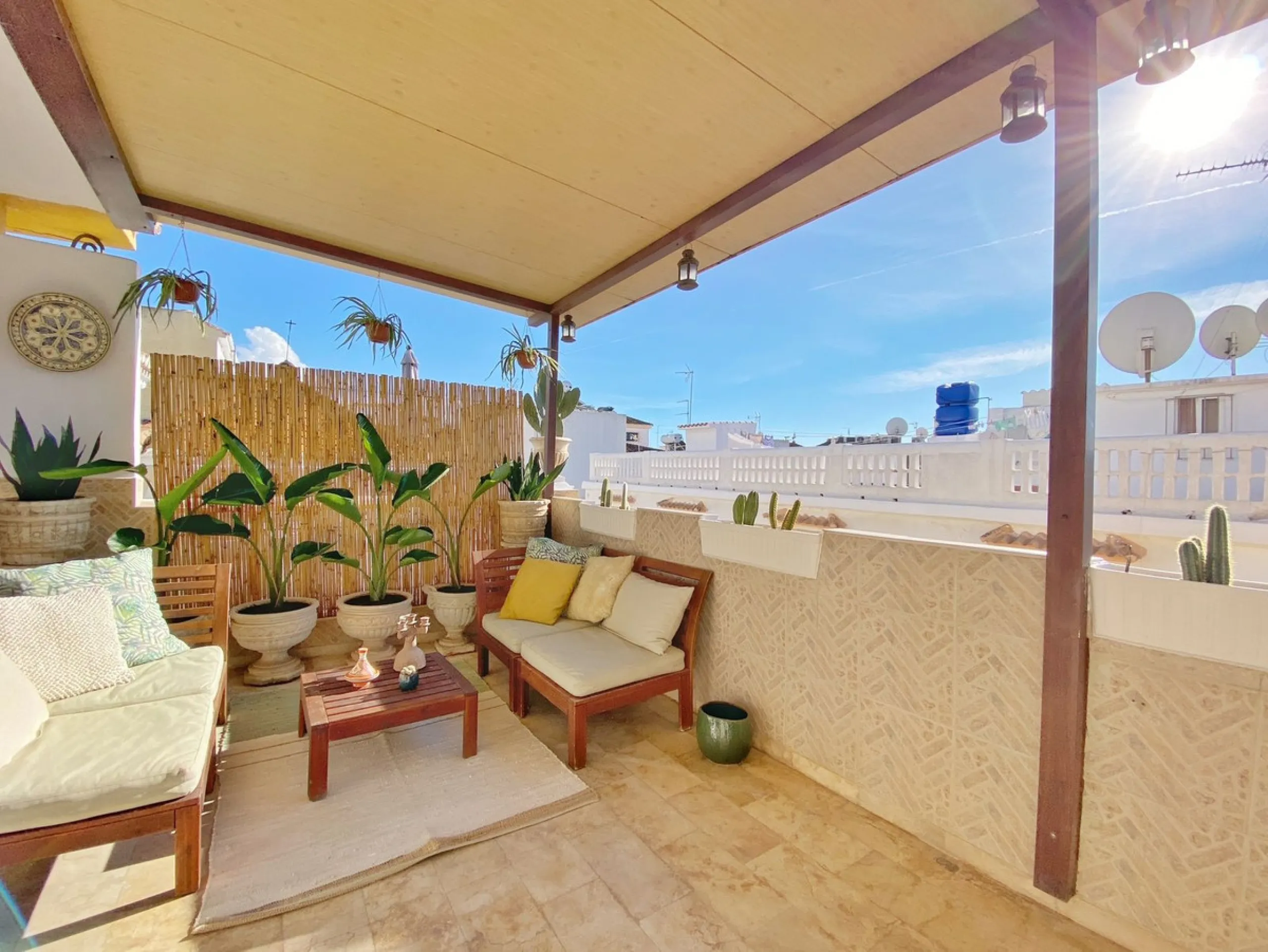 Charming penthouse with a large private terrace in the heart of the old town.