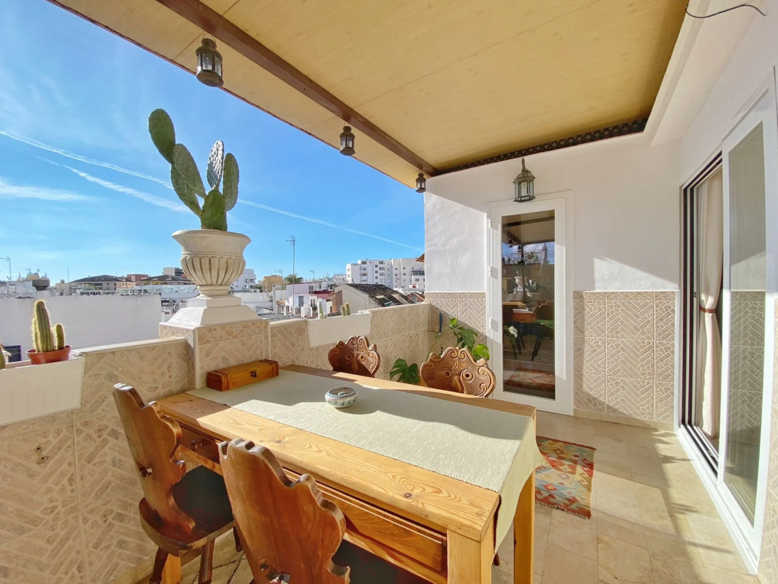 Charming penthouse with a large private terrace in the heart of the old town.