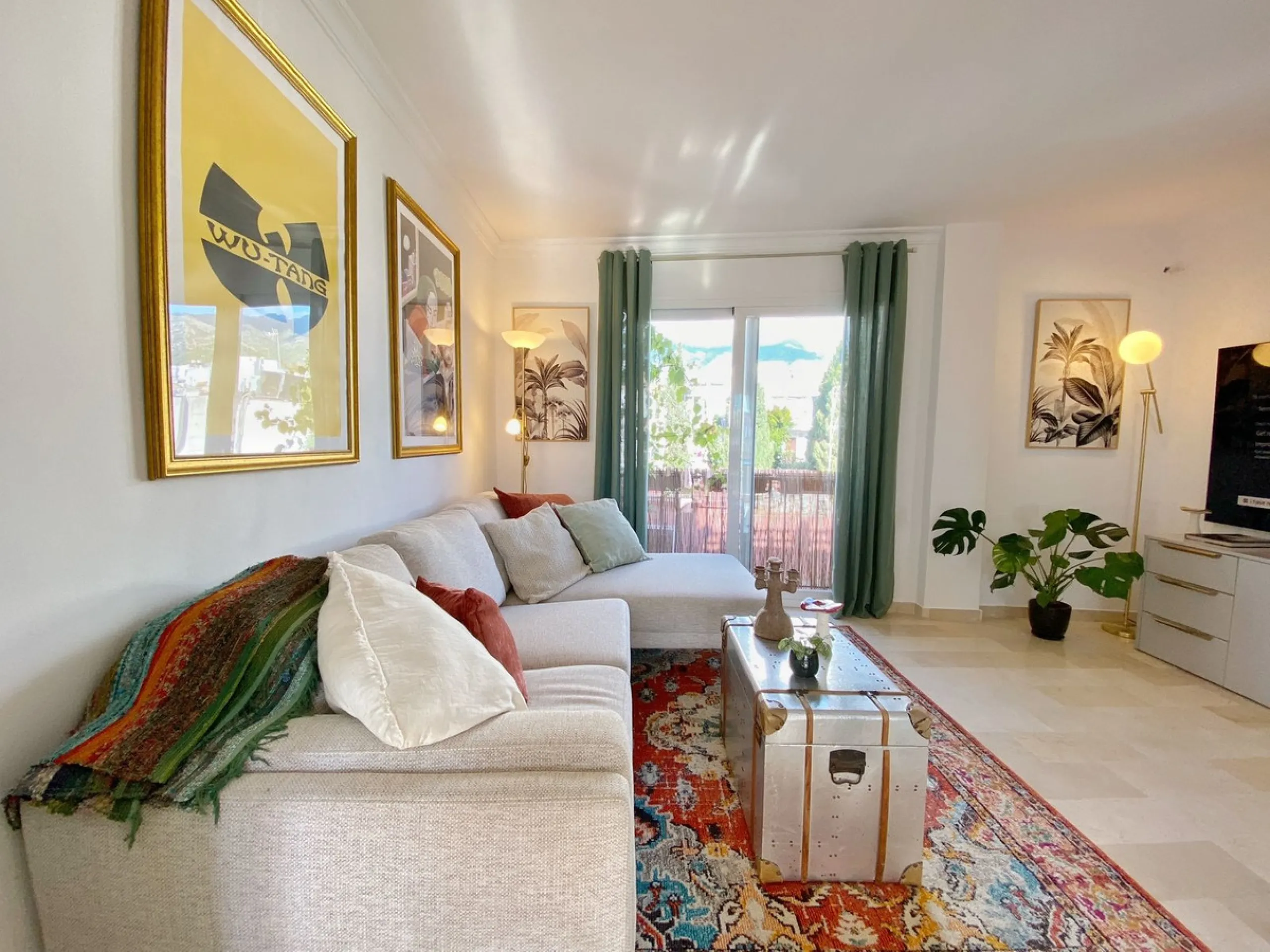 Charming penthouse with a large private terrace in the heart of the old town.