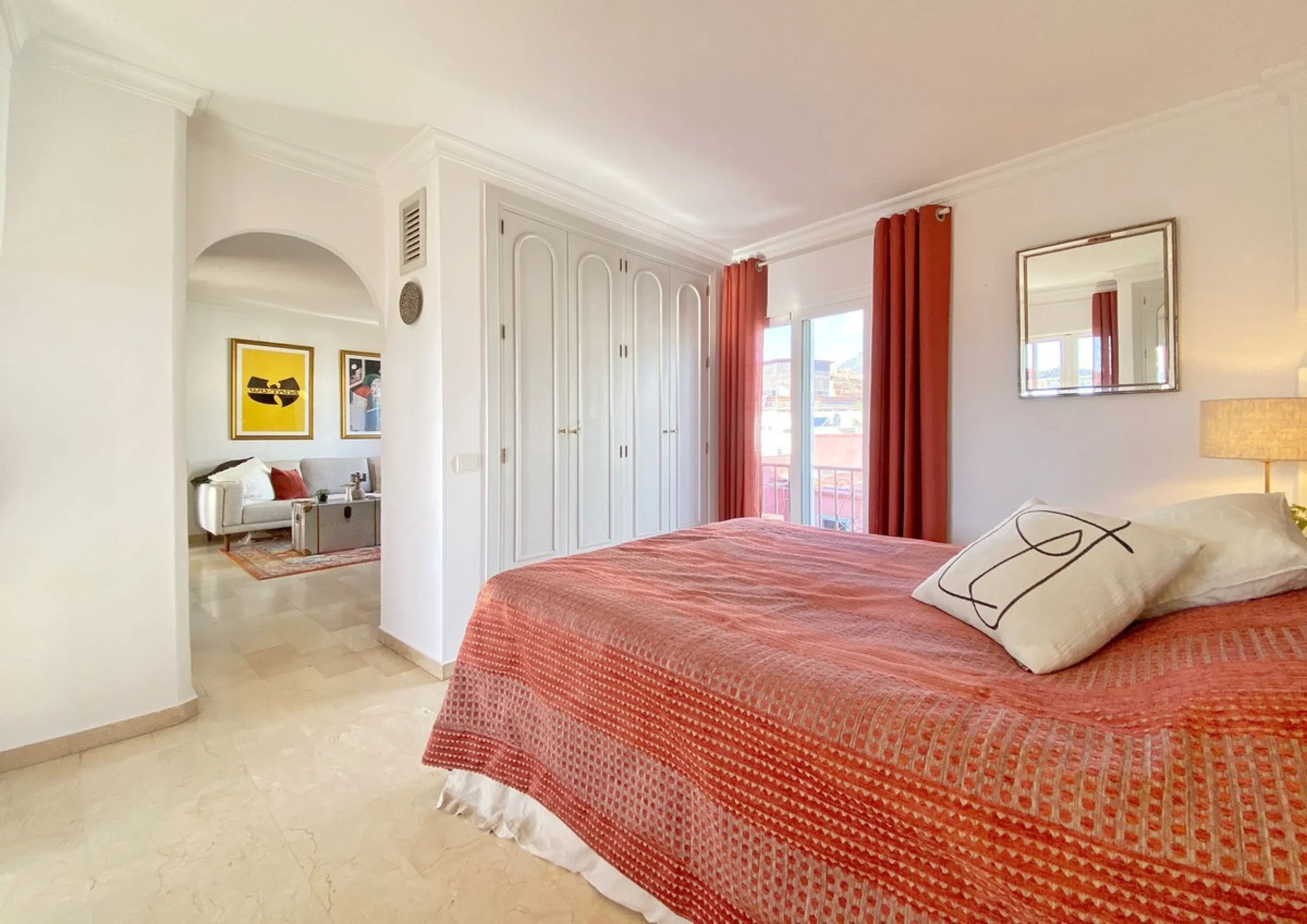 Charming penthouse with a large private terrace in the heart of the old town.