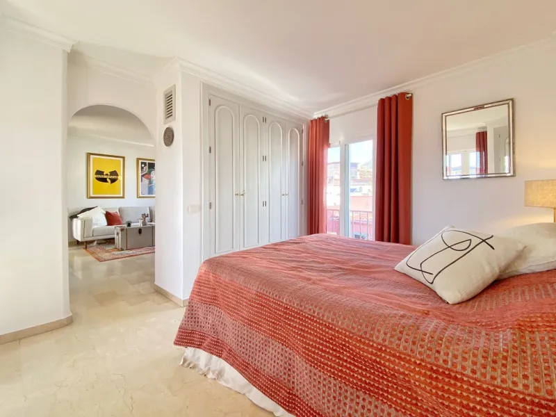 Charming penthouse with a large private terrace in the heart of the old town.