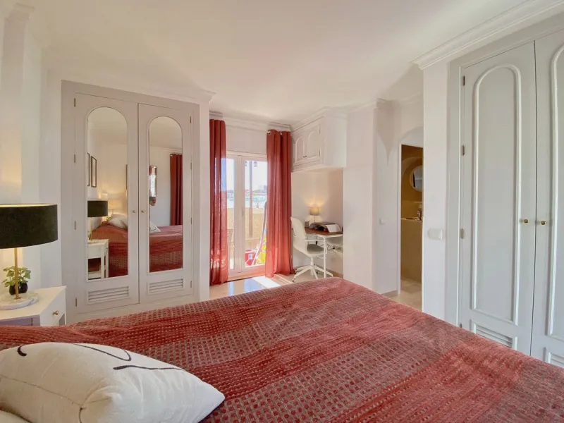 Charming penthouse with a large private terrace in the heart of the old town.