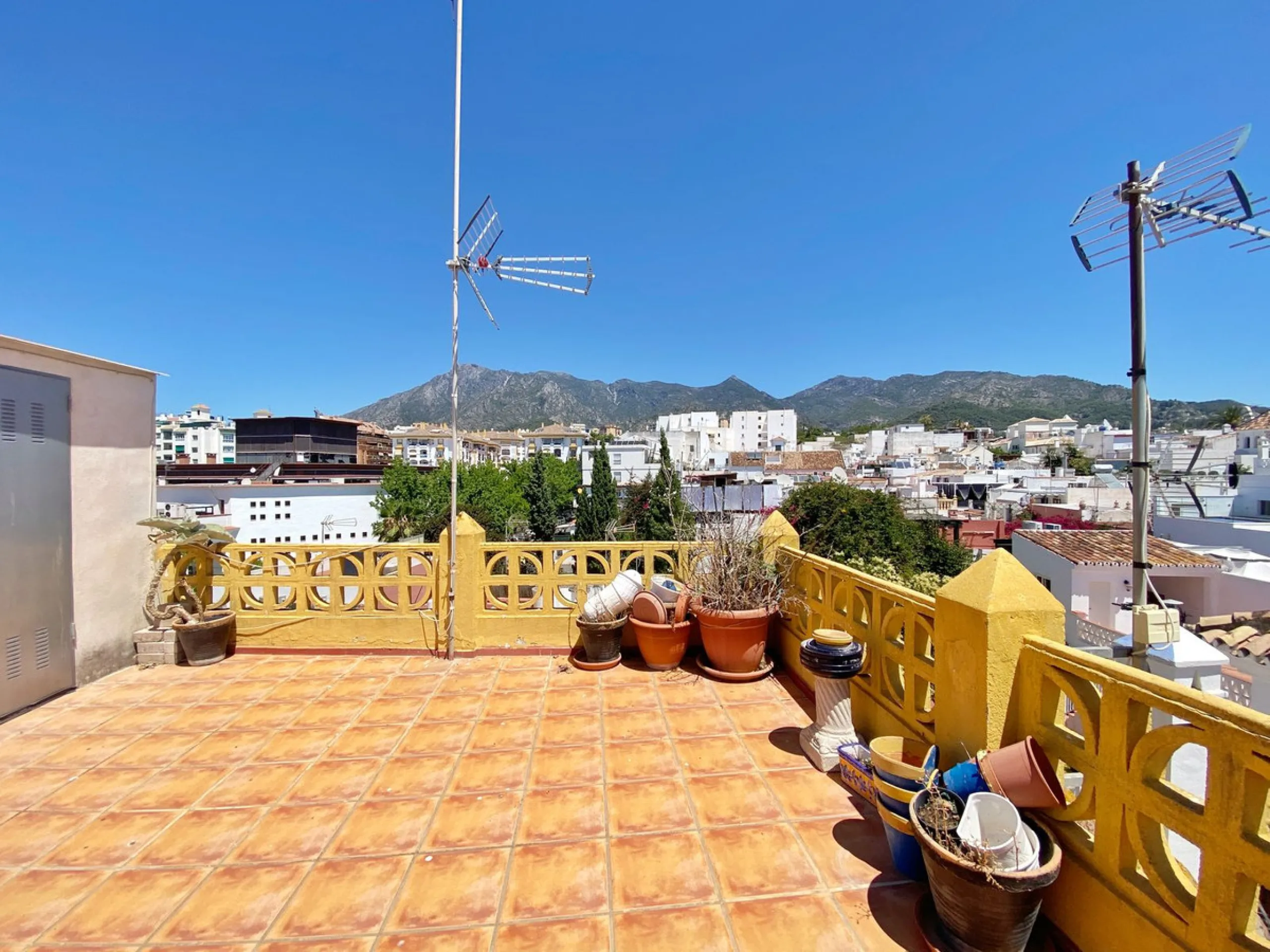 Charming penthouse with a large private terrace in the heart of the old town.