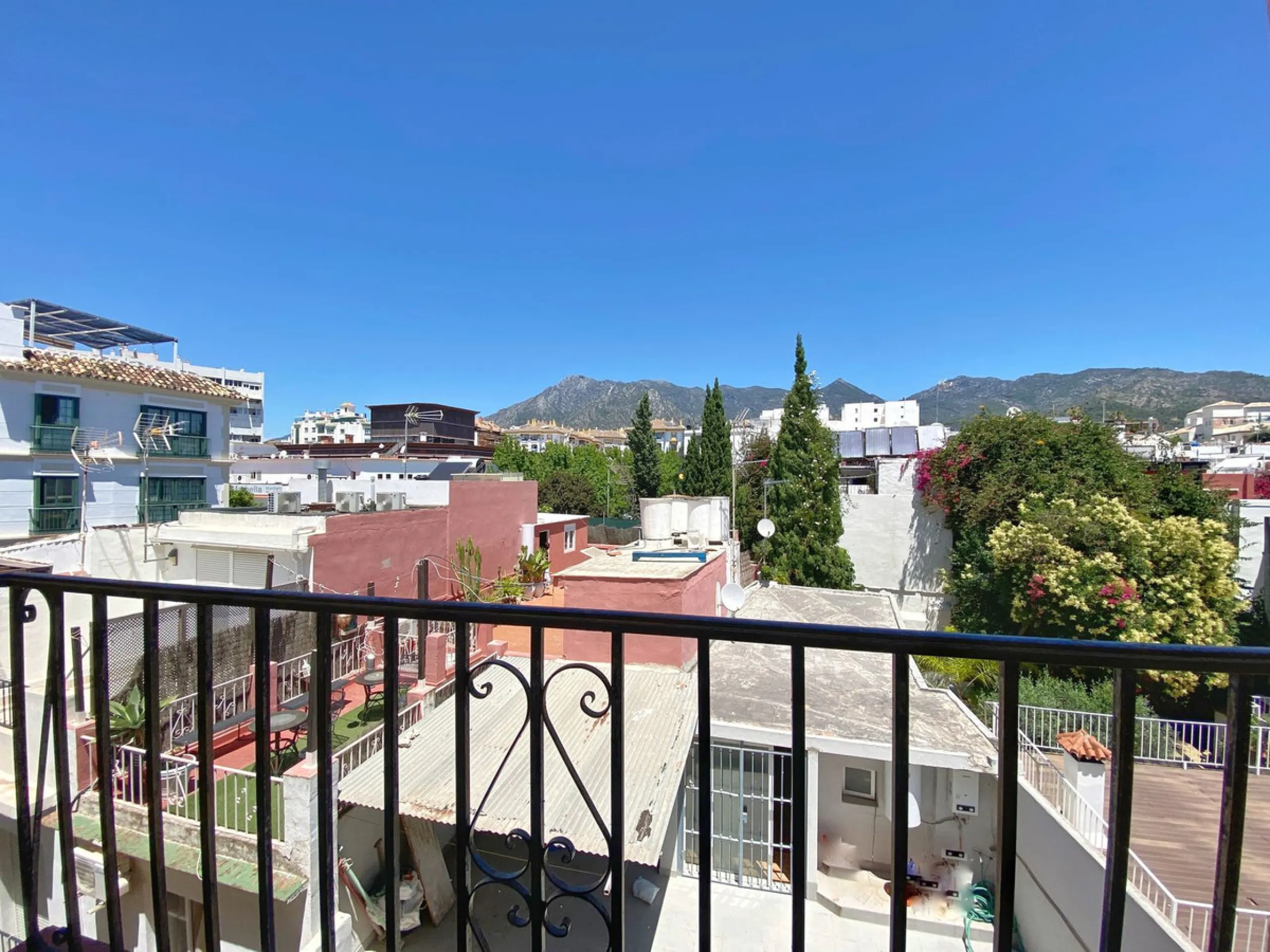Charming penthouse with a large private terrace in the heart of the old town.