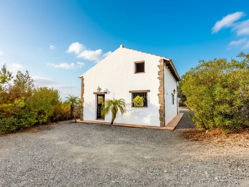 Feature Rich 3 Bedroom Finca, Great Access, Location and Views.