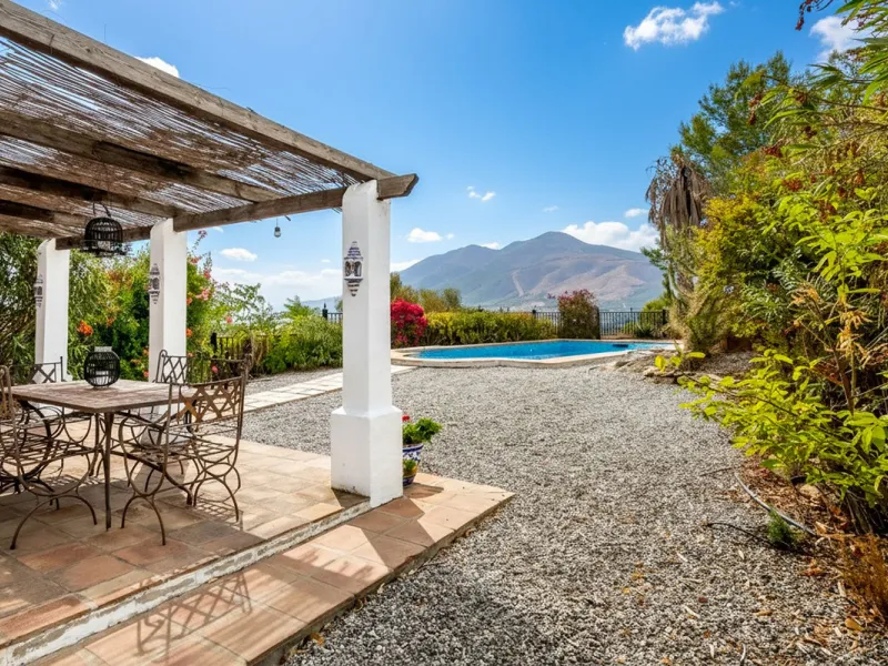 Feature Rich 3 Bedroom Finca, Great Access, Location and Views.