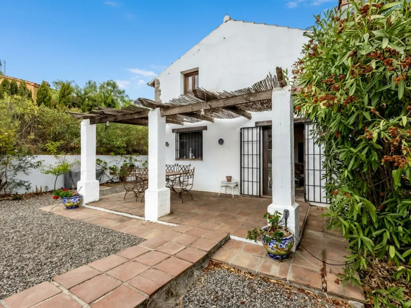 Feature Rich 3 Bedroom Finca, Great Access, Location and Views.