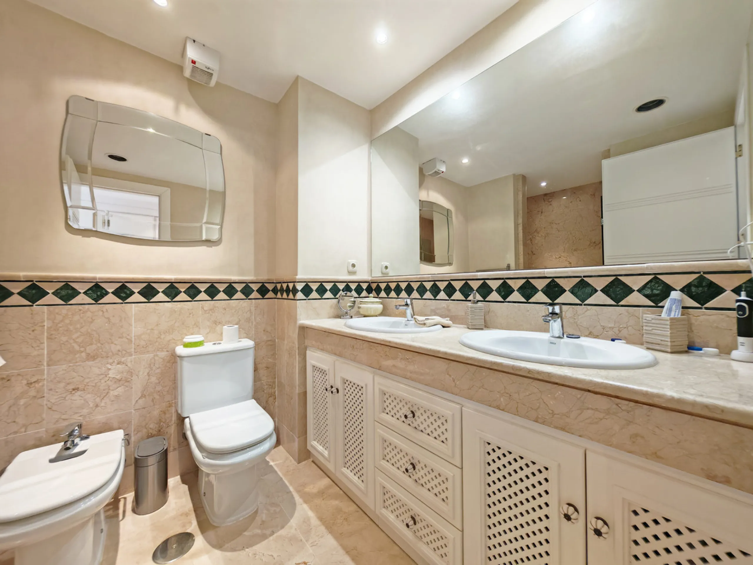 Apartment for sale in Rio Real Golf, Marbella with 2 bedrooms, 2 bathrooms, 2 en suite bathrooms and with orientation west, with communal swimming pool, private garage (1 parking spaces) and communal garden. Regarding property dimensions, it has 170 m² bu