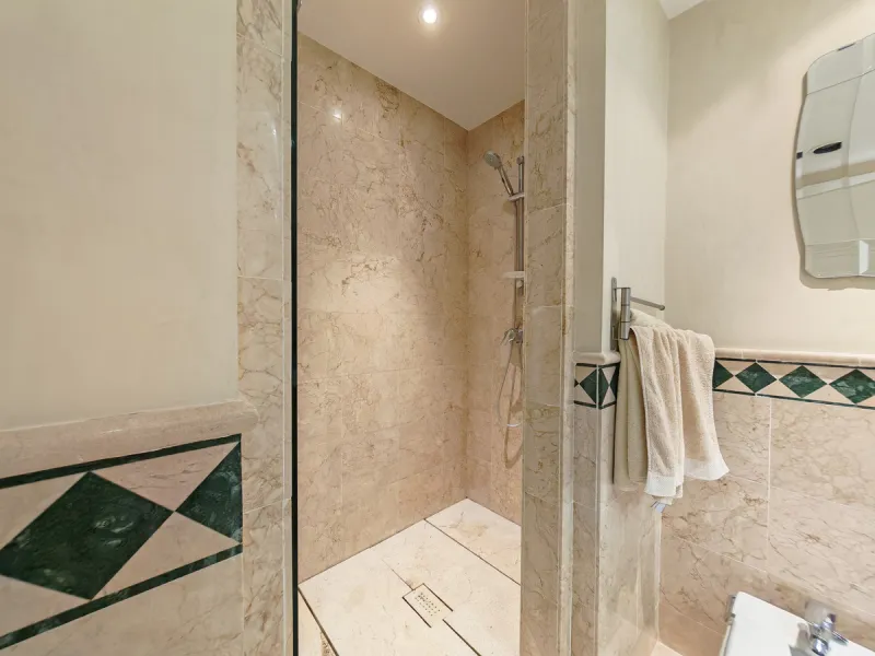 Apartment for sale in Rio Real Golf, Marbella with 2 bedrooms, 2 bathrooms, 2 en suite bathrooms and with orientation west, with communal swimming pool, private garage (1 parking spaces) and communal garden. Regarding property dimensions, it has 170 m² bu