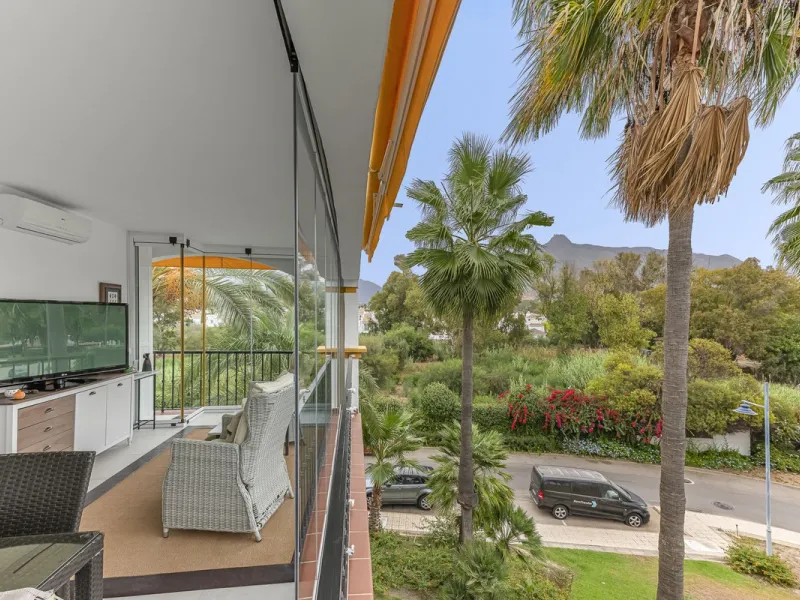 Apartment for sale in Dama de Noche, Puerto Banús! Bright corner apartment on the second floor with east orientation, enjoying sunlight throughout the day.