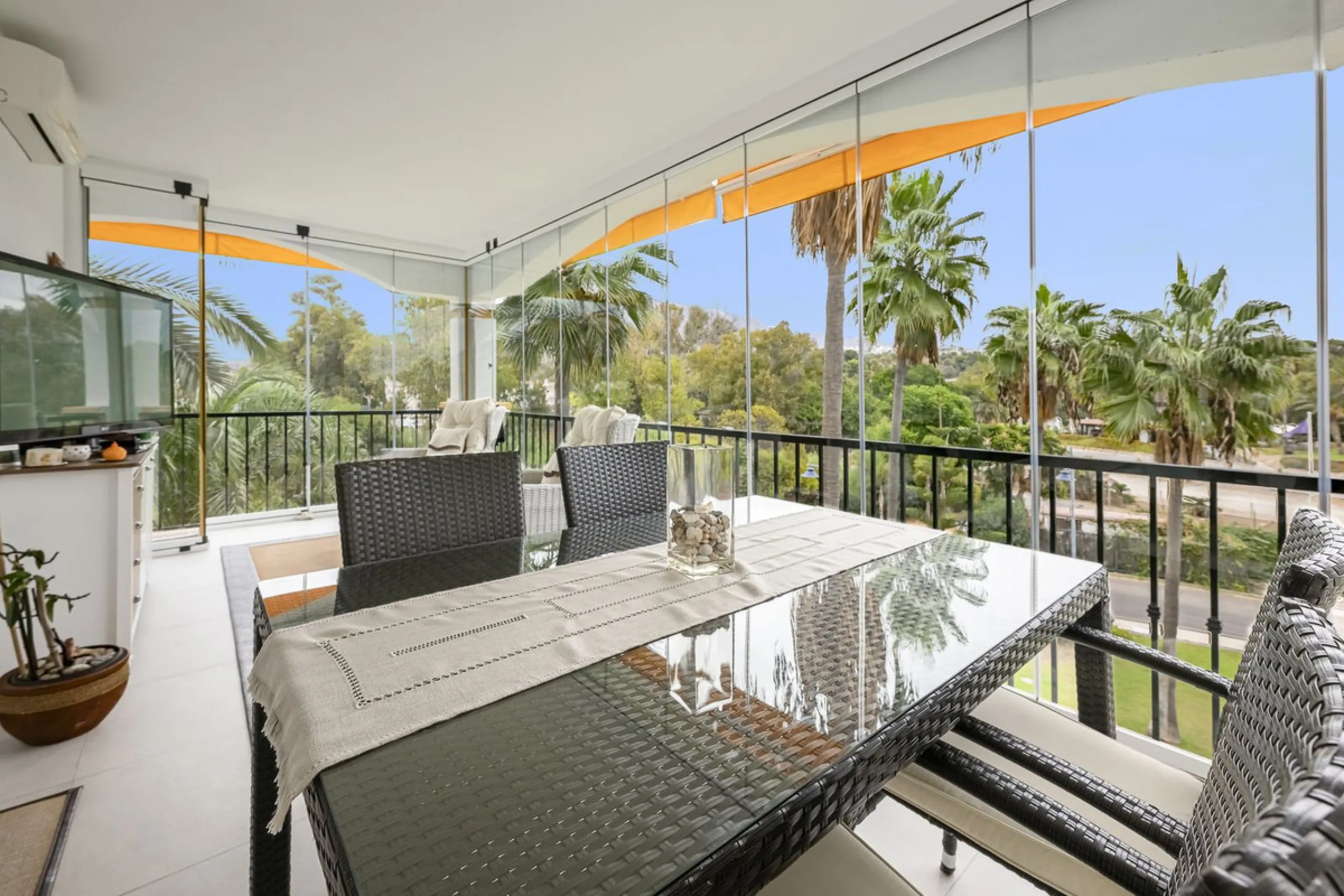 Apartment - Middle Floor Apartment в продаже в Marbella, Málaga. В доме 2 спален и 2 ванных комнат. Площадь дома 84 м²