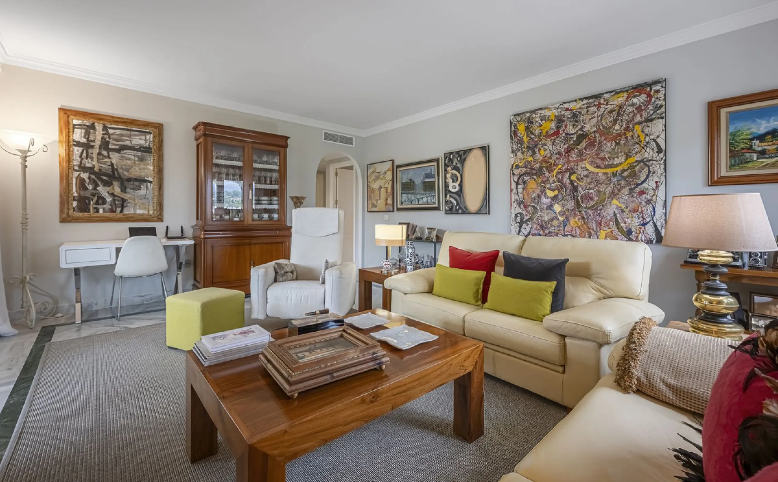 Apartment - Middle Floor Apartment в продаже в Marbella, Málaga. В доме 2 спален и 2 ванных комнат. Площадь дома 84 м²