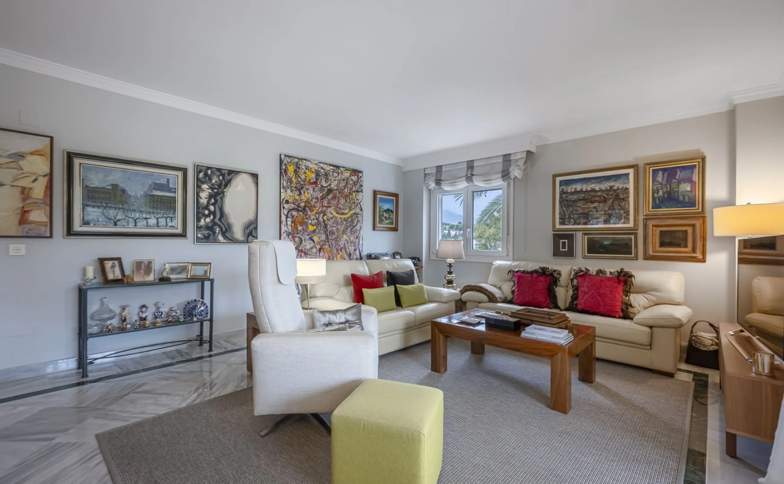 Apartment - Middle Floor Apartment в продаже в Marbella, Málaga. В доме 2 спален и 2 ванных комнат. Площадь дома 84 м²