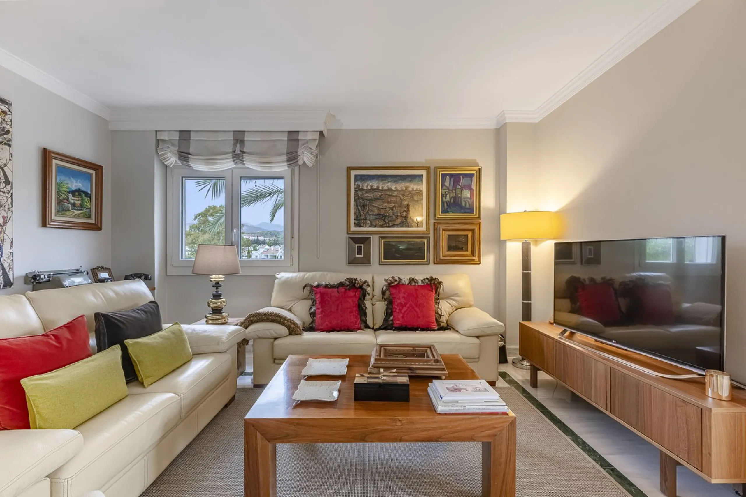 Apartment - Middle Floor Apartment в продаже в Marbella, Málaga. В доме 2 спален и 2 ванных комнат. Площадь дома 84 м²