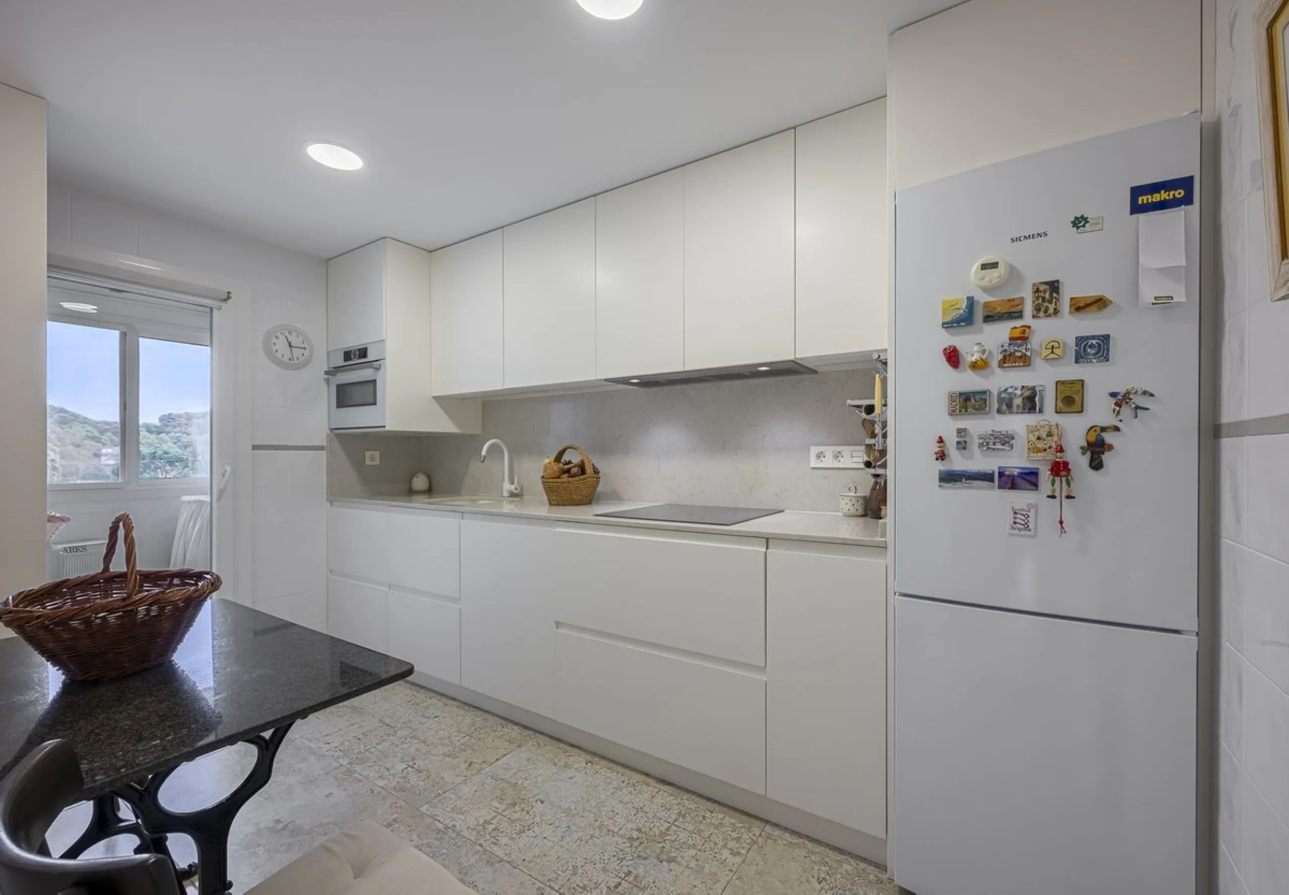 Apartment - Middle Floor Apartment в продаже в Marbella, Málaga. В доме 2 спален и 2 ванных комнат. Площадь дома 84 м²