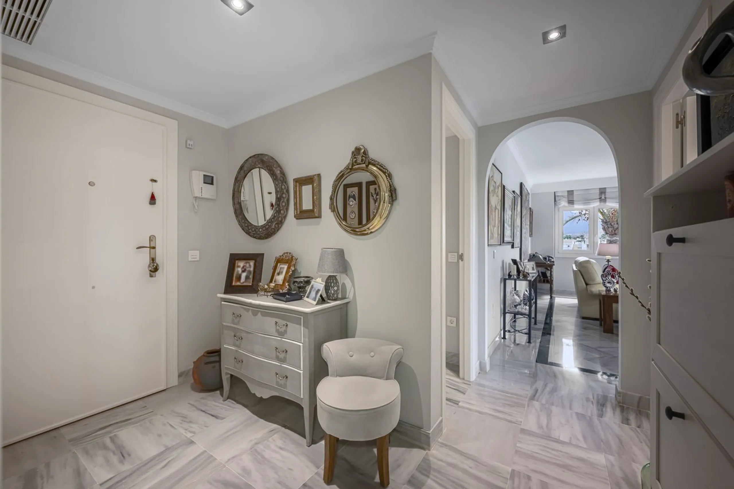 Apartment - Middle Floor Apartment в продаже в Marbella, Málaga. В доме 2 спален и 2 ванных комнат. Площадь дома 84 м²