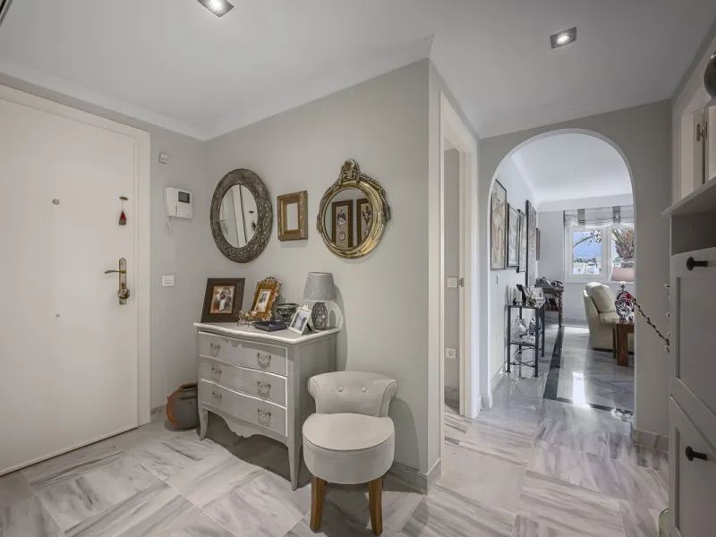 Apartment - Middle Floor Apartment в продаже в Marbella, Málaga. В доме 2 спален и 2 ванных комнат. Площадь дома 84 м²