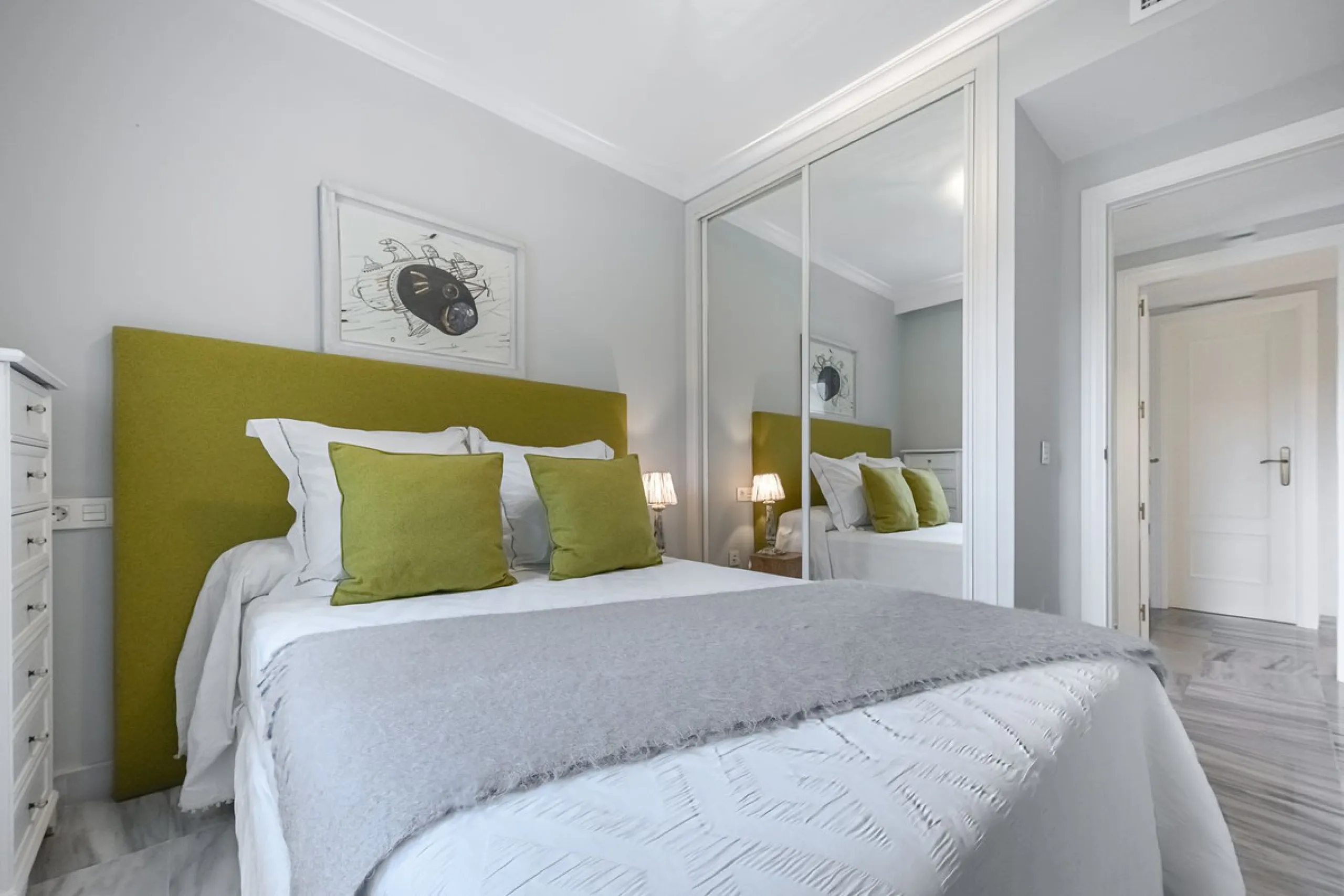 Apartment - Middle Floor Apartment в продаже в Marbella, Málaga. В доме 2 спален и 2 ванных комнат. Площадь дома 84 м²