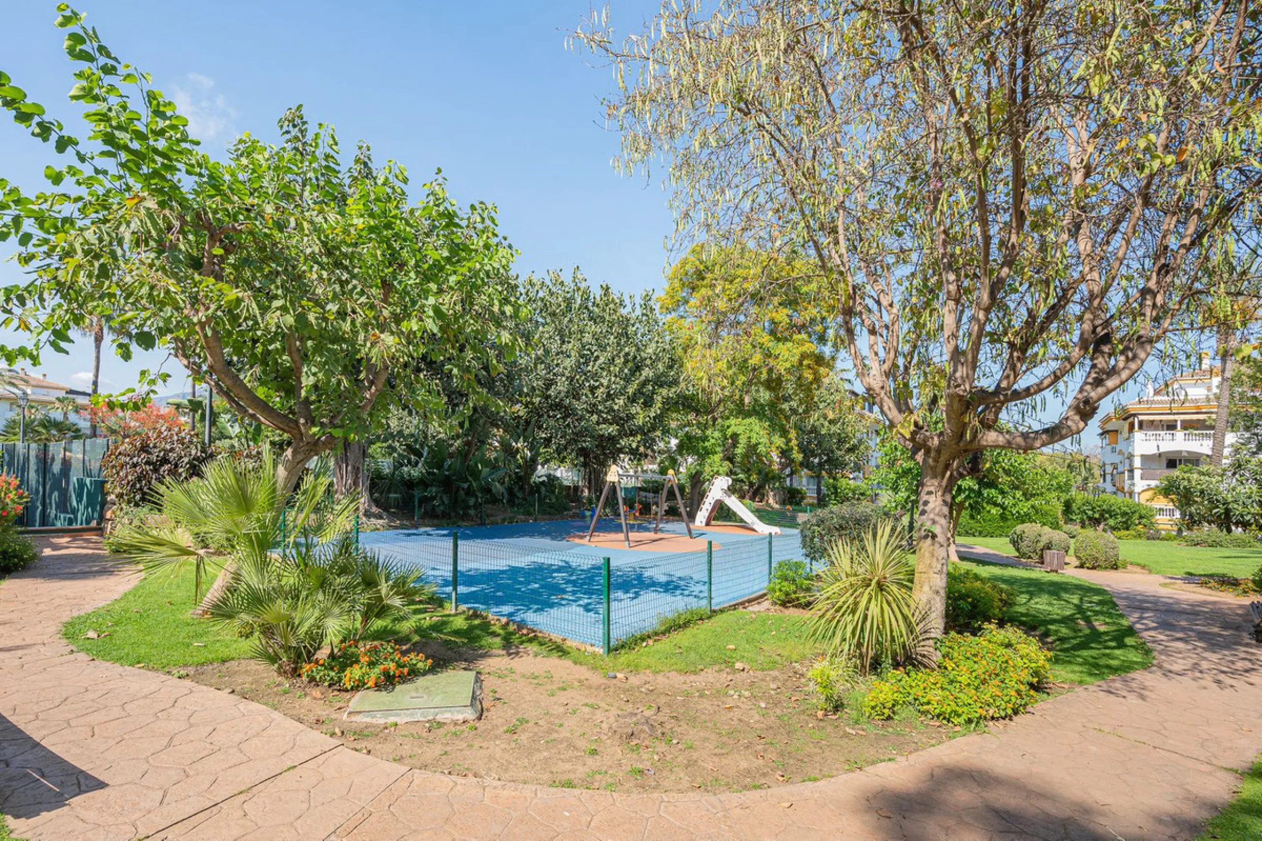 Apartment - Middle Floor Apartment в продаже в Marbella, Málaga. В доме 2 спален и 2 ванных комнат. Площадь дома 84 м²