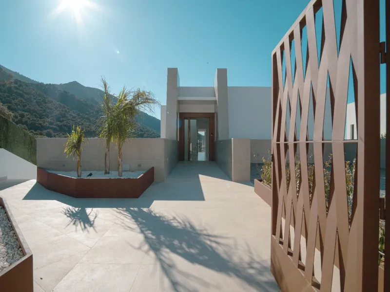 In a privileged enclave, at the foot of the Mijas mountain, lies this magnificent villa built to the highest quality standards and with exquisite attention to every detail.