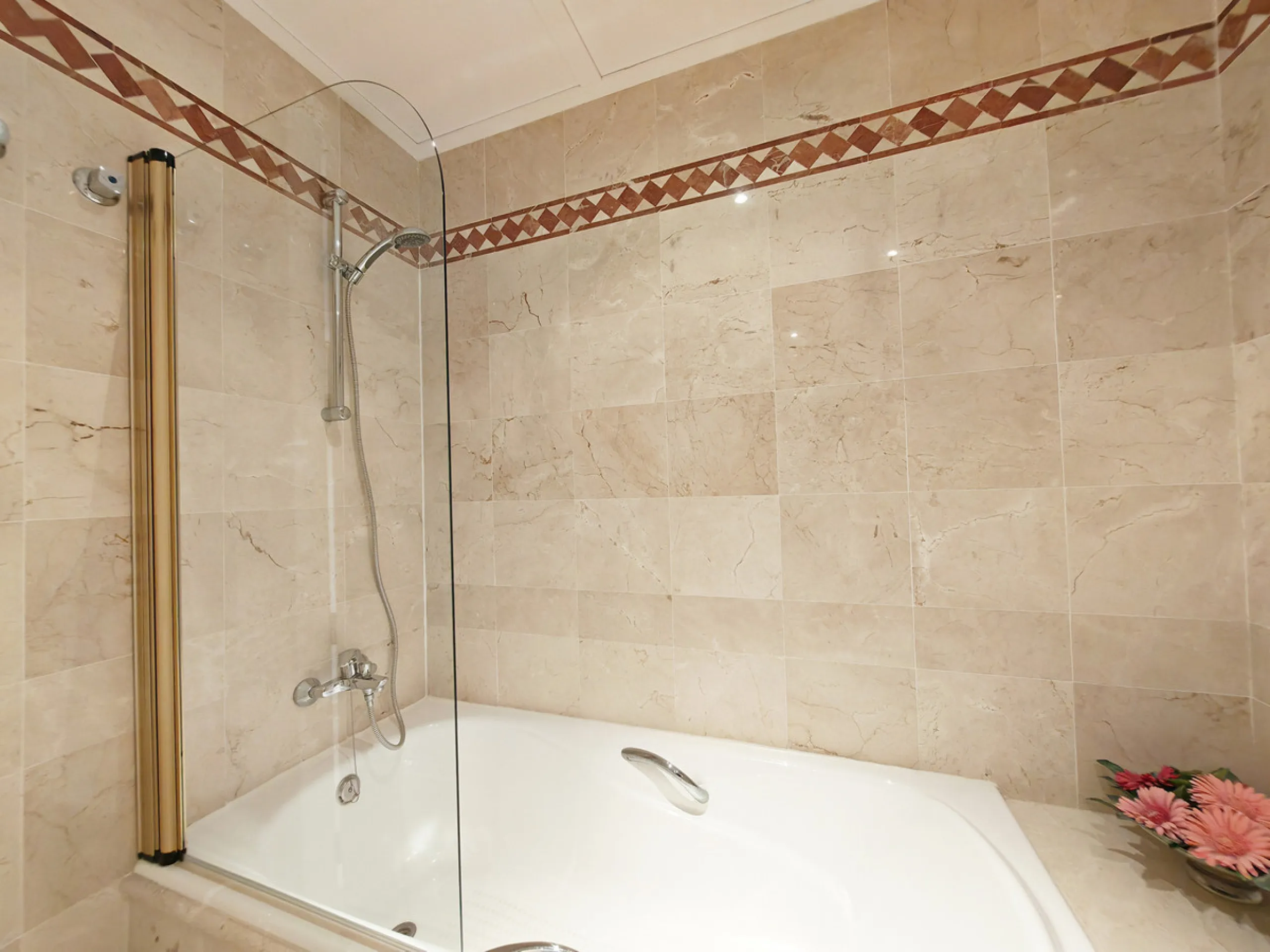Apartment for sale in Rio Real Golf, Marbella with 2 bedrooms, 2 bathrooms, 2 en suite bathrooms and with orientation west, with communal swimming pool, private garage (1 parking spaces) and communal garden. Regarding property dimensions, it has 170 m² bu