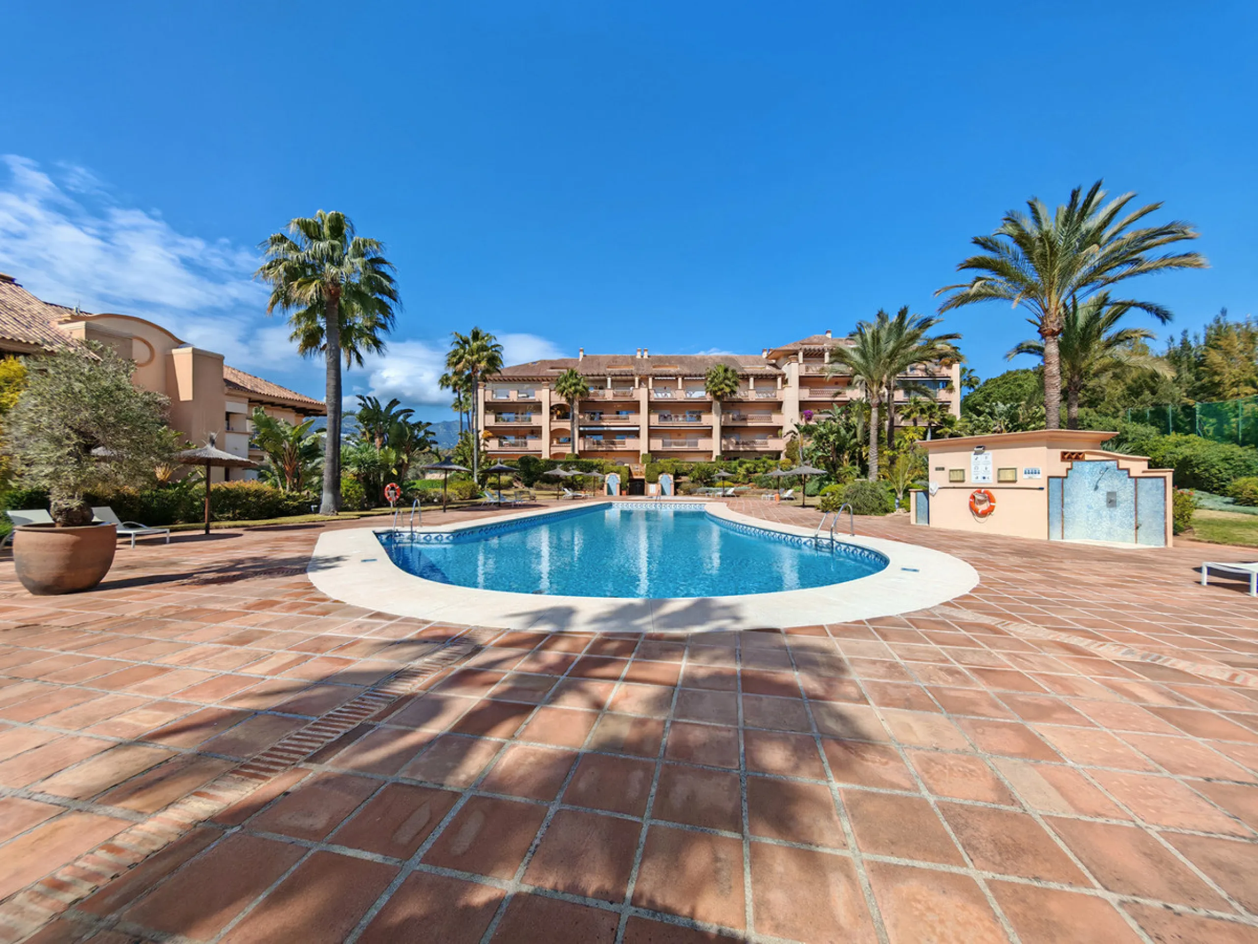 Apartment for sale in Rio Real Golf, Marbella with 2 bedrooms, 2 bathrooms, 2 en suite bathrooms and with orientation west, with communal swimming pool, private garage (1 parking spaces) and communal garden. Regarding property dimensions, it has 170 m² bu