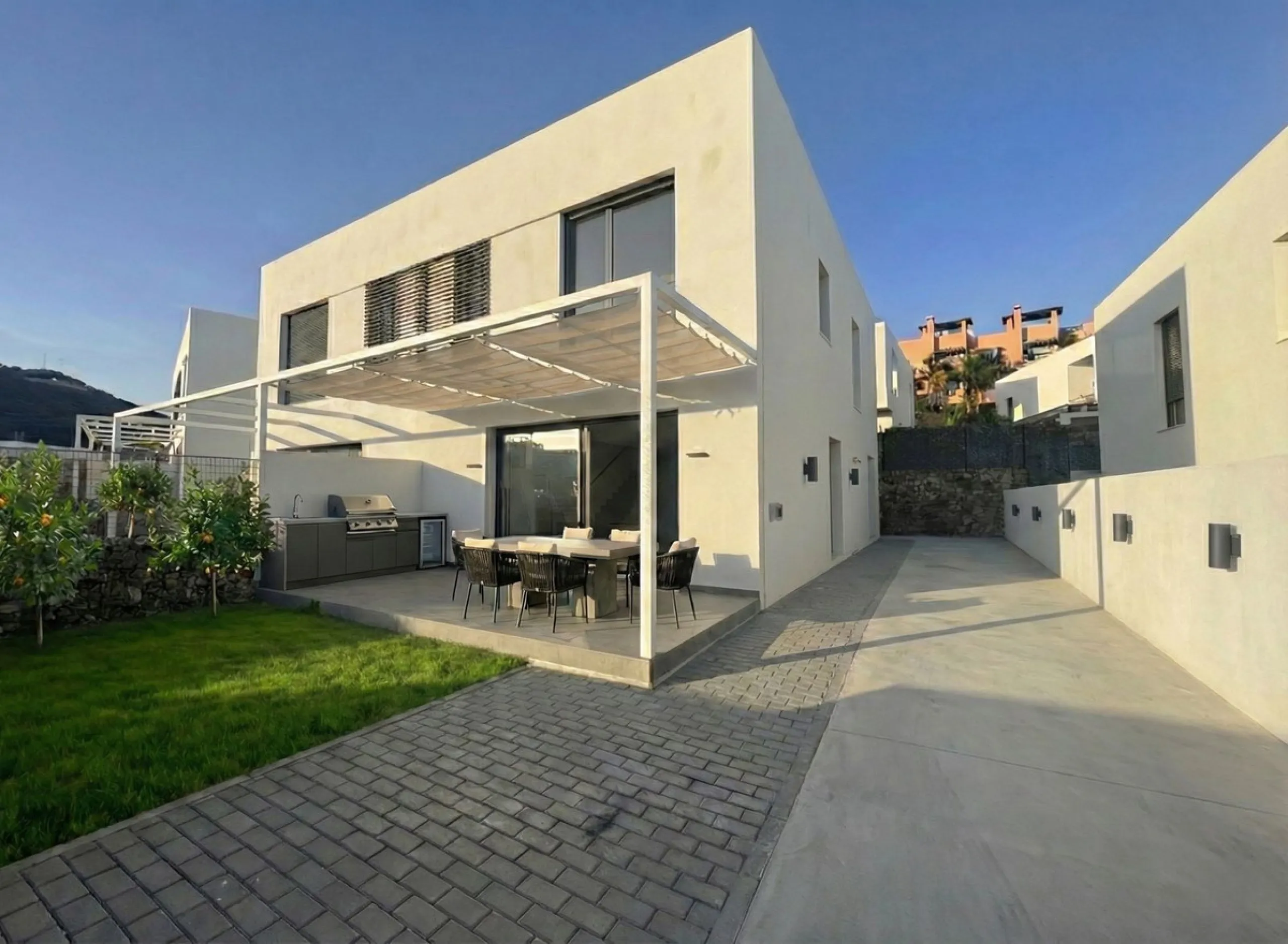 House - Townhouse в продаже в Mijas, Málaga. В доме 4 спален и 3 ванных комнат. Площадь дома 145 м². Площадь участка 102 м²