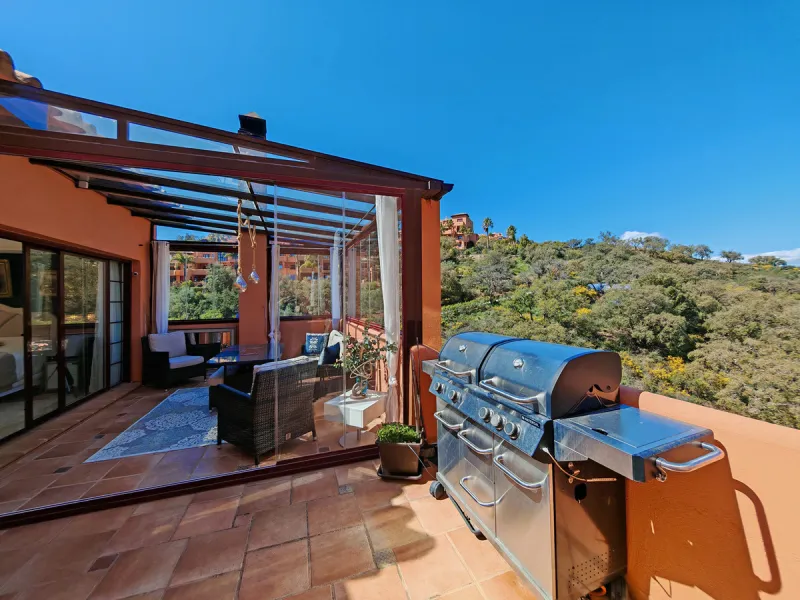 Duplex for sale in La Mairena, Marbella with 3 bedrooms, 3 bathrooms and with orientation south/west, with communal swimming pool, private garage (1 parking spaces) and communal garden. Regarding property dimensions, it has 270 m² built, 161 m² interior a