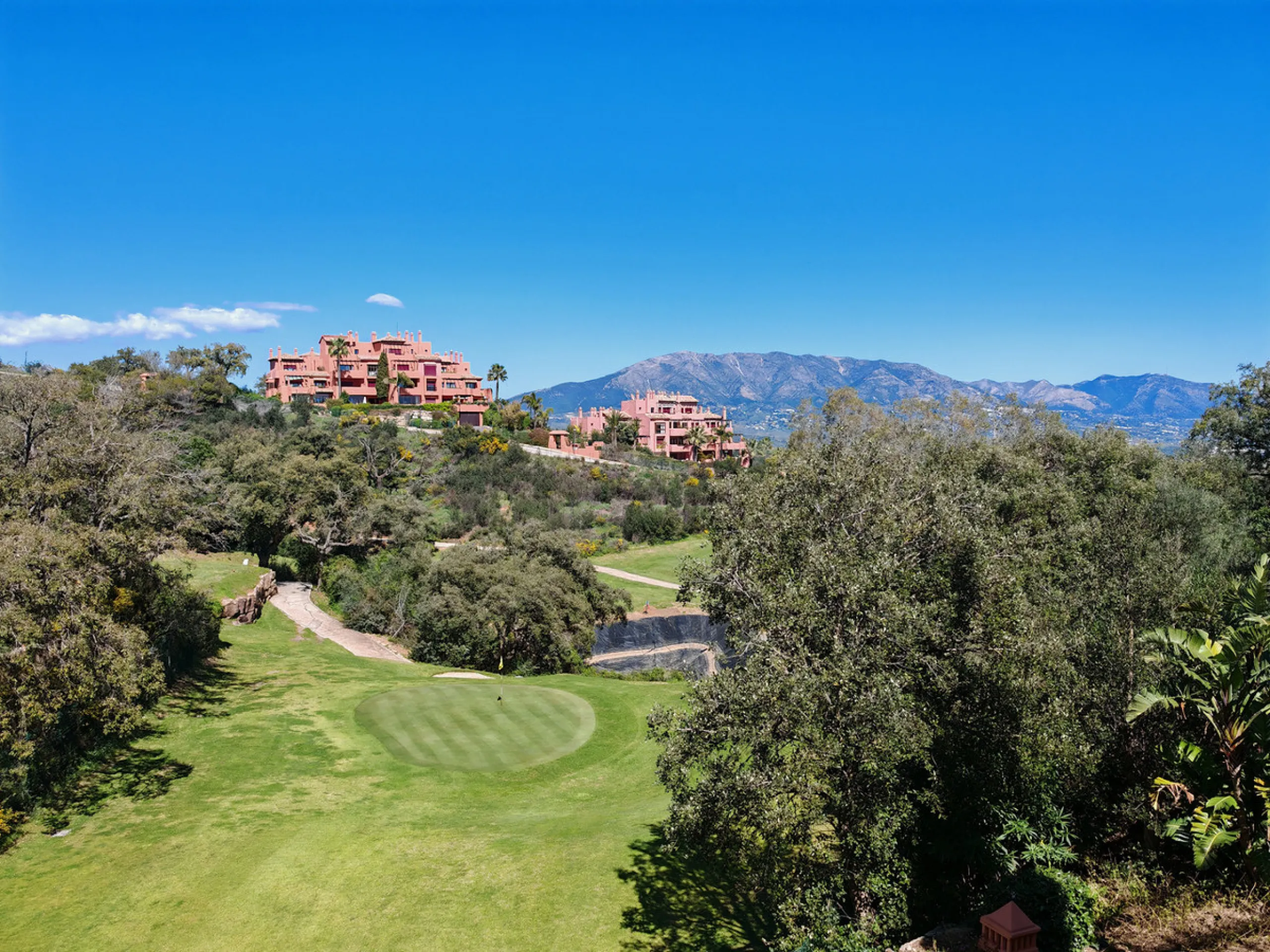 Apartment - Duplex в продаже в Marbella, Málaga. В доме 3 спален и 3 ванных комнат. Площадь дома 270 м²