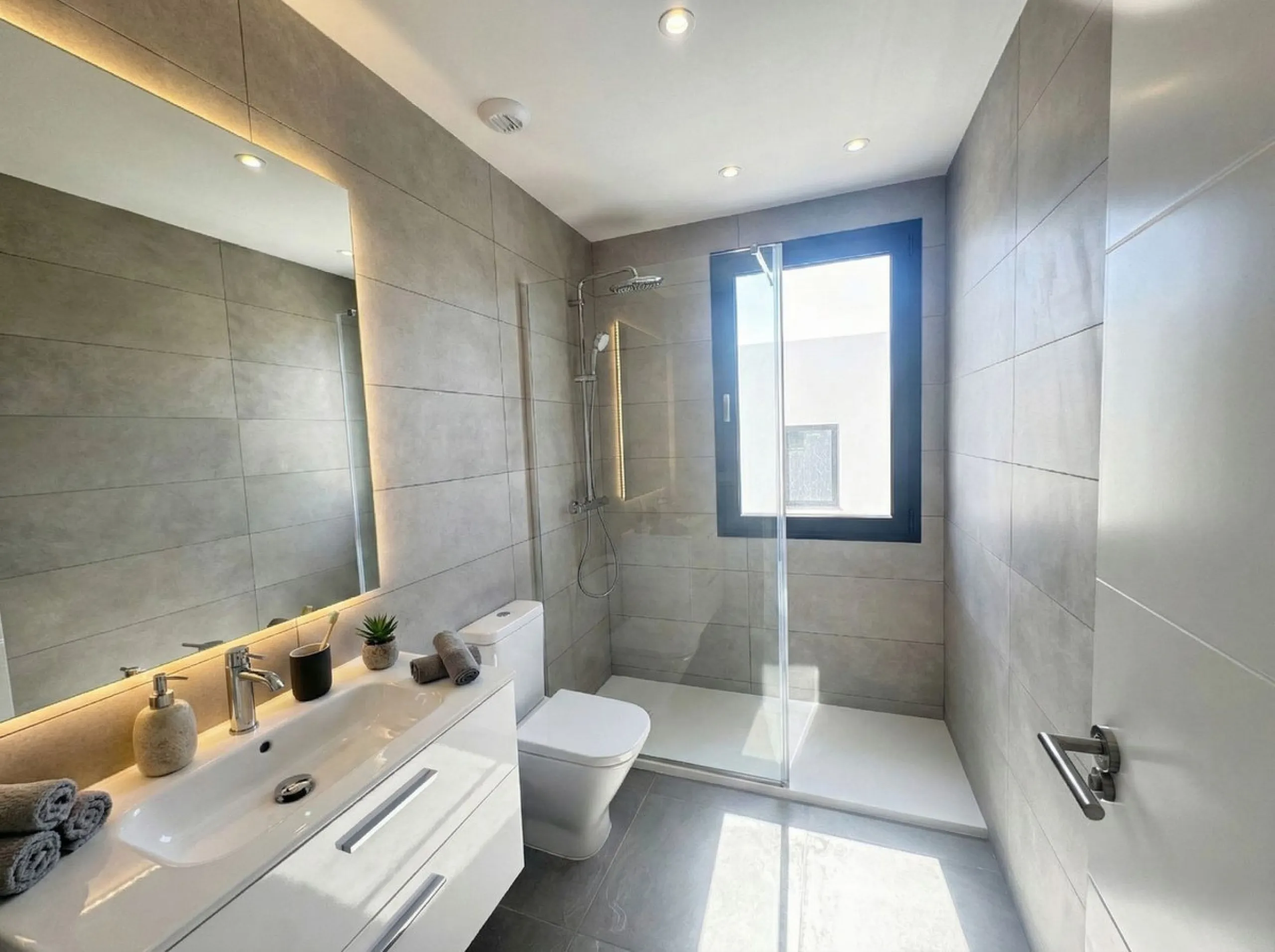 House - Townhouse в продаже в Mijas, Málaga. В доме 4 спален и 3 ванных комнат. Площадь дома 145 м². Площадь участка 102 м²