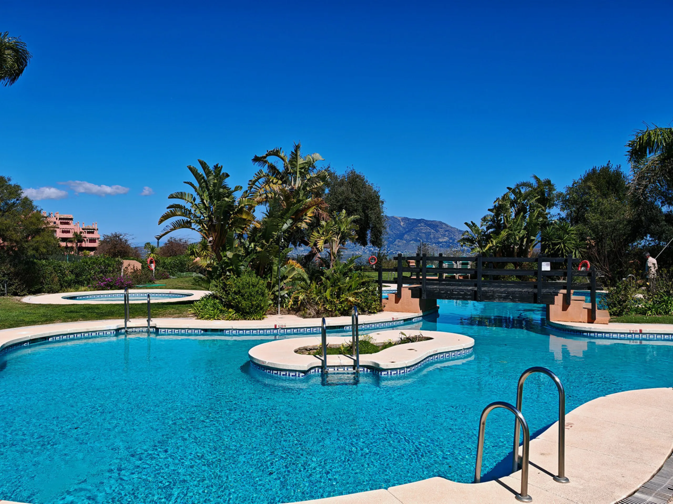 Apartment - Duplex в продаже в Marbella, Málaga. В доме 3 спален и 3 ванных комнат. Площадь дома 270 м²