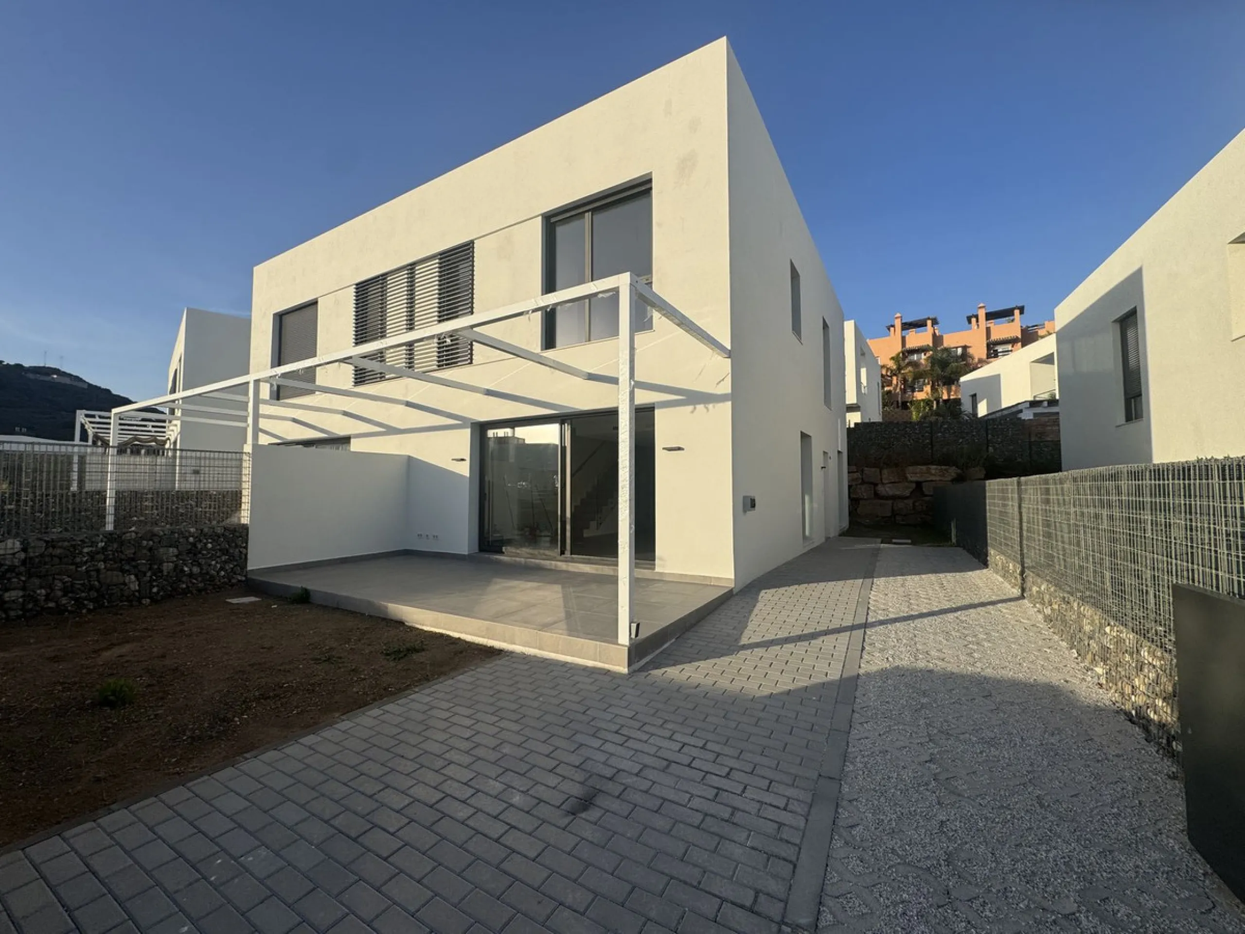 House - Townhouse в продаже в Mijas, Málaga. В доме 4 спален и 3 ванных комнат. Площадь дома 145 м². Площадь участка 102 м²