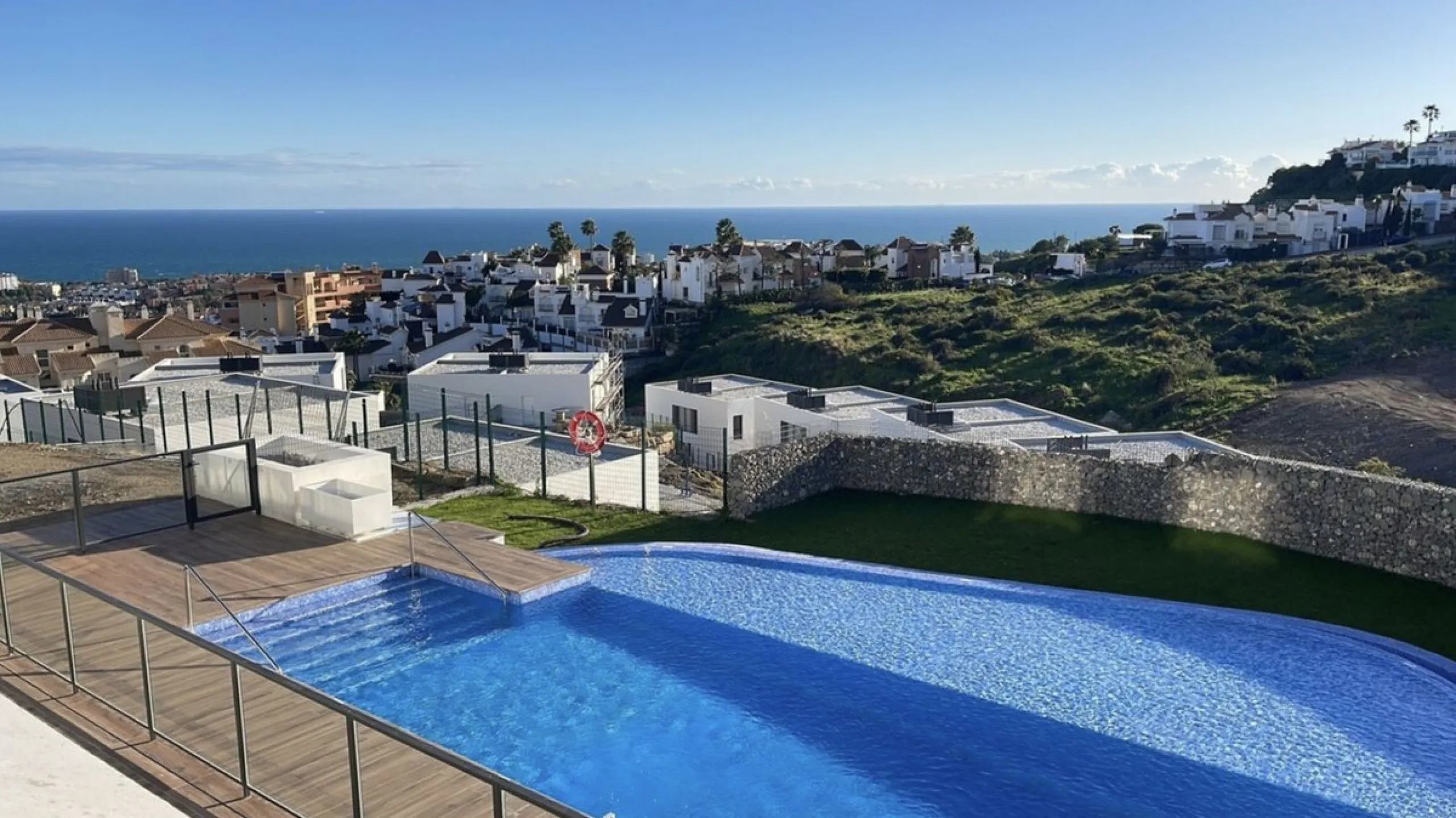 House - Townhouse в продаже в Mijas, Málaga. В доме 4 спален и 3 ванных комнат. Площадь дома 145 м². Площадь участка 102 м²