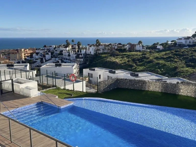House - Townhouse в продаже в Mijas, Málaga. В доме 4 спален и 3 ванных комнат. Площадь дома 145 м². Площадь участка 102 м²