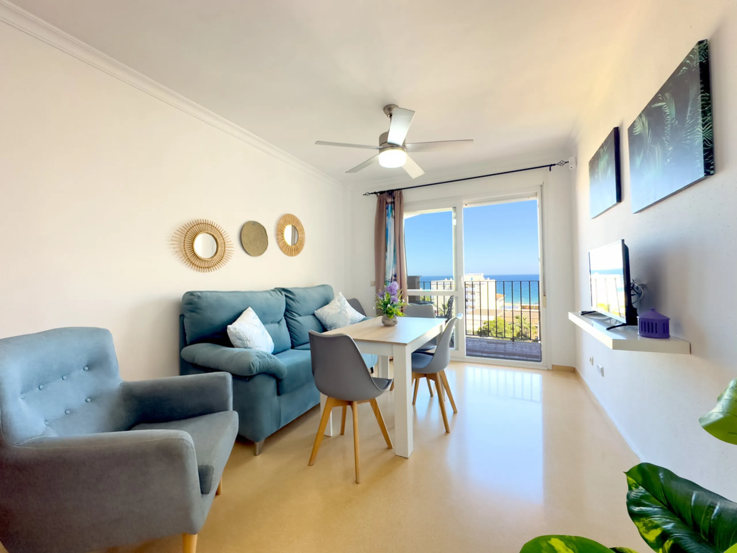 We present this modern 2-bedroom apartment with sea views.