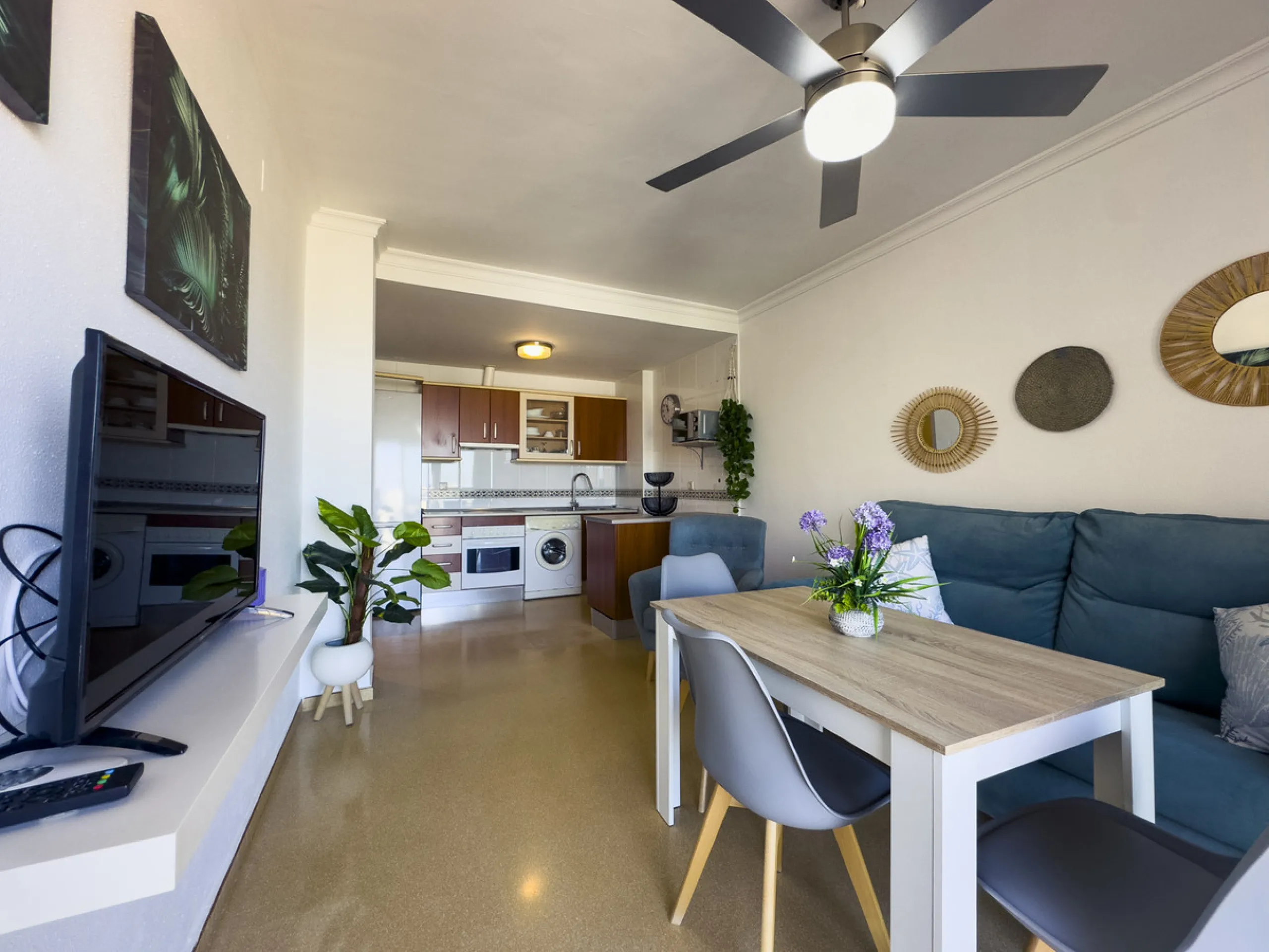 We present this modern 2-bedroom apartment with sea views.