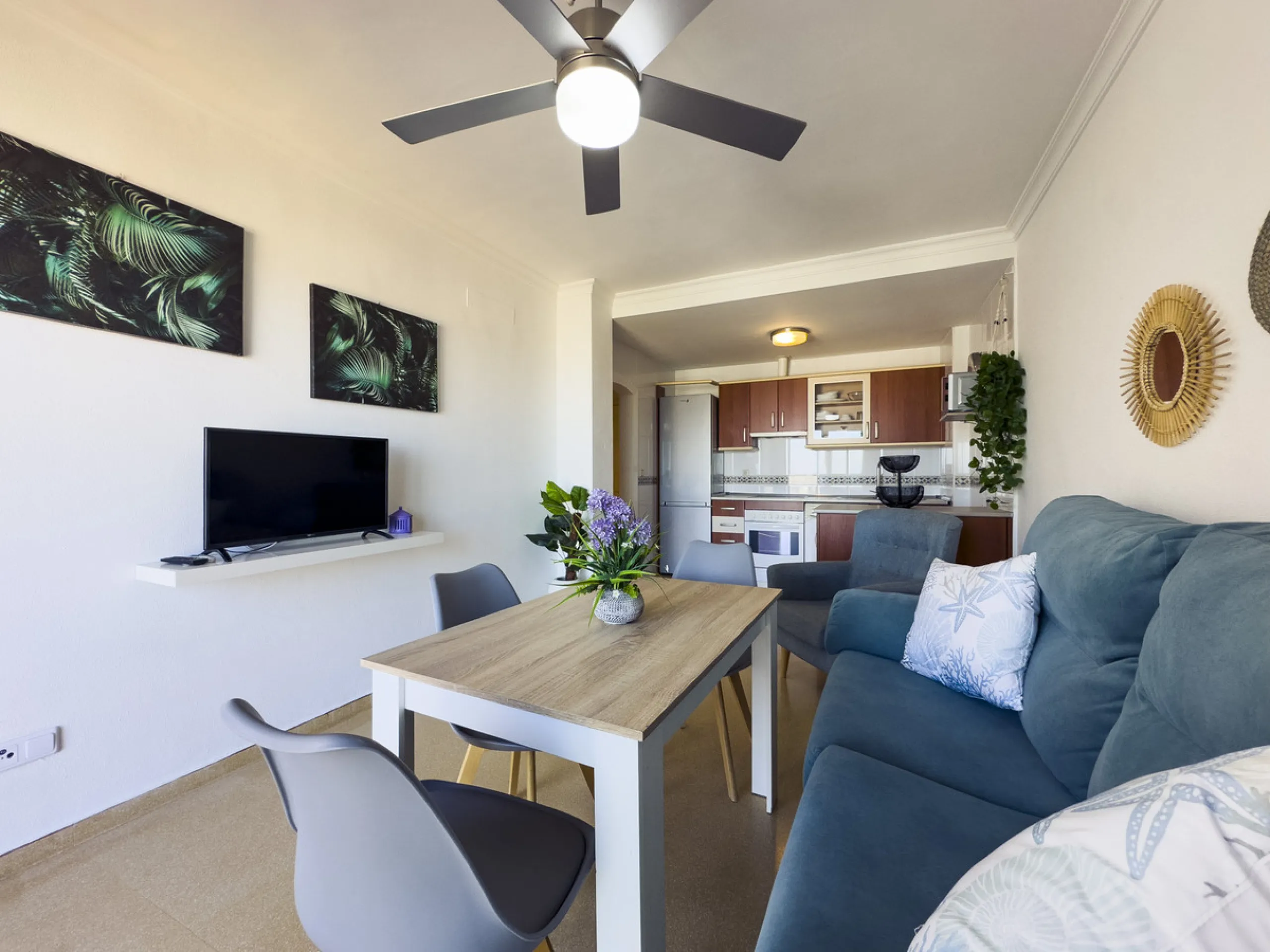 We present this modern 2-bedroom apartment with sea views.