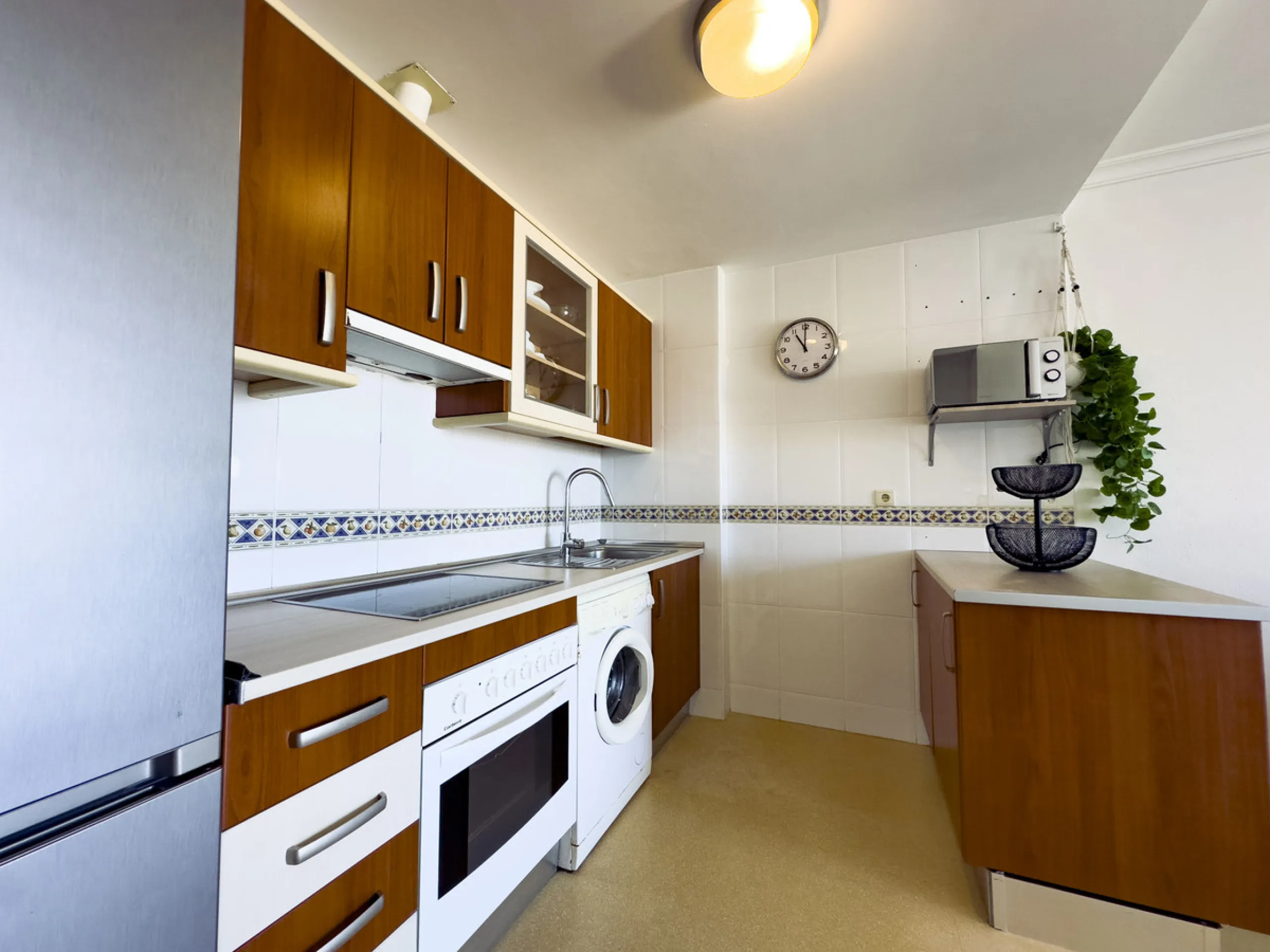 We present this modern 2-bedroom apartment with sea views.