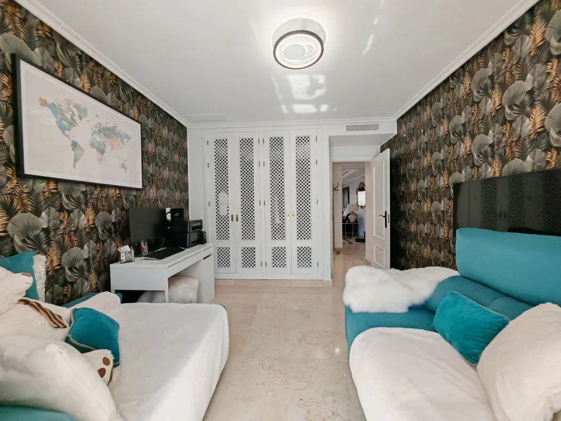 Apartment - Duplex в продаже в Marbella, Málaga. В доме 3 спален и 3 ванных комнат. Площадь дома 270 м²