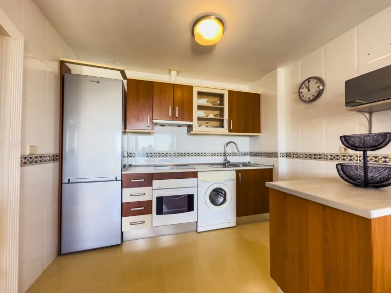 We present this modern 2-bedroom apartment with sea views.