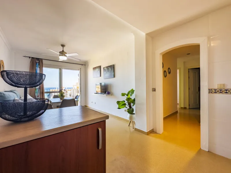 We present this modern 2-bedroom apartment with sea views.