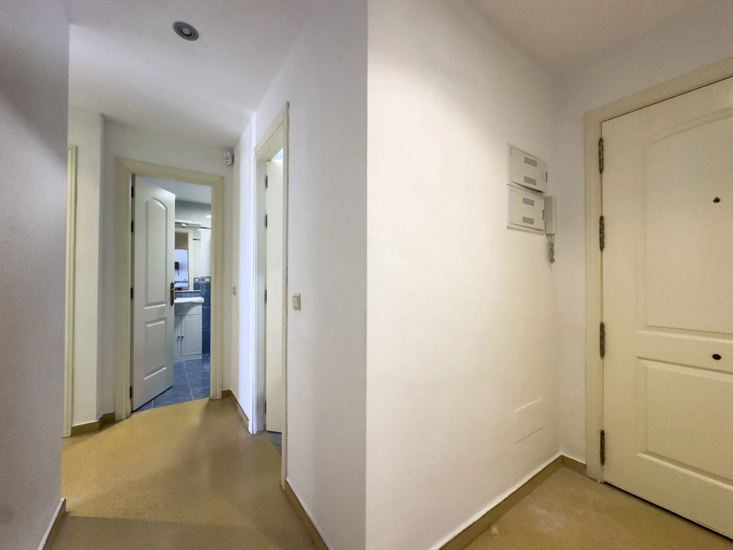 We present this modern 2-bedroom apartment with sea views.